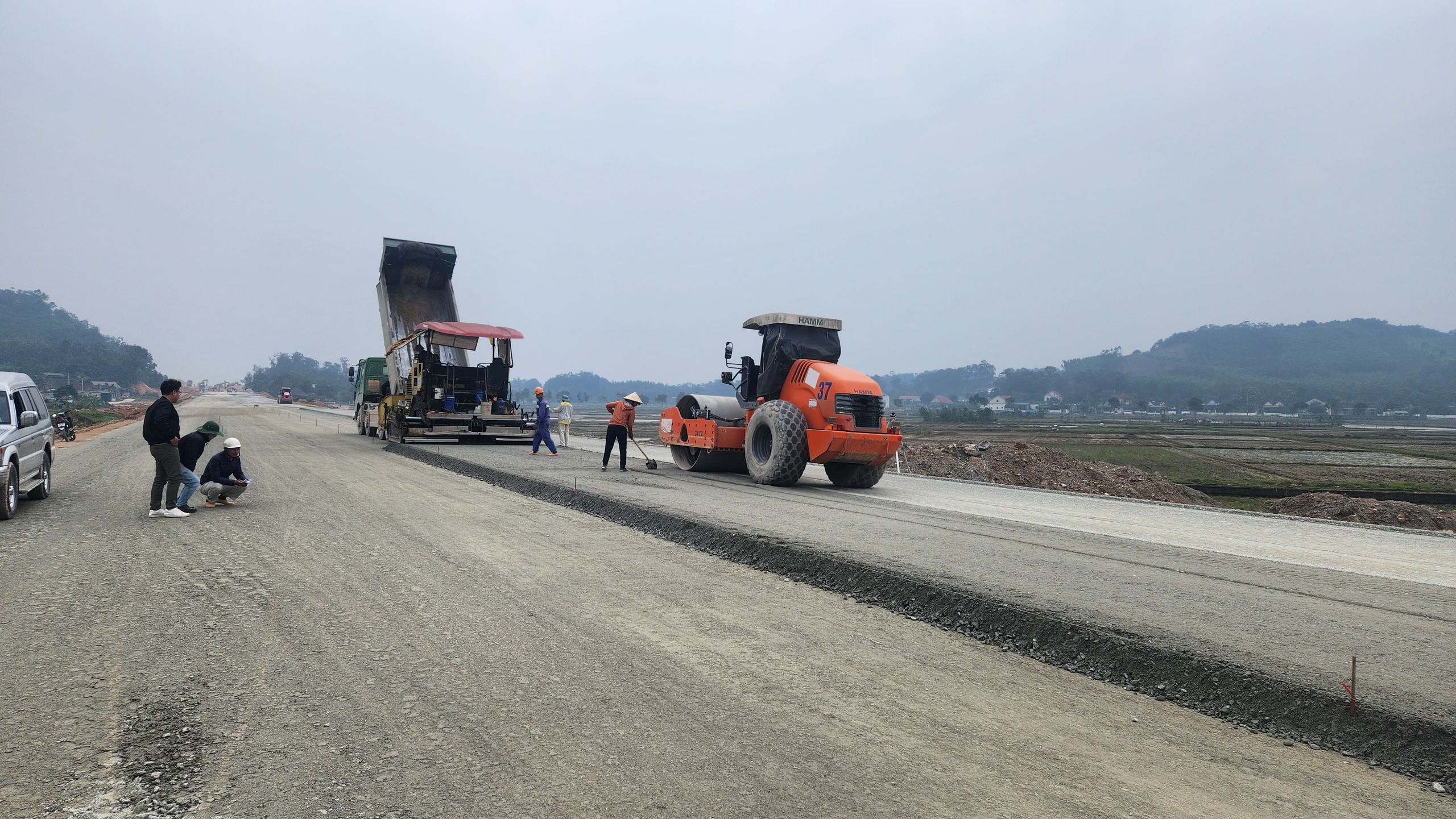 Thảm xong bê tông nhựa lớp 1 cao tốc Bãi Vọt - Hàm Nghi dịp tết Nguyên đán- Ảnh 2.