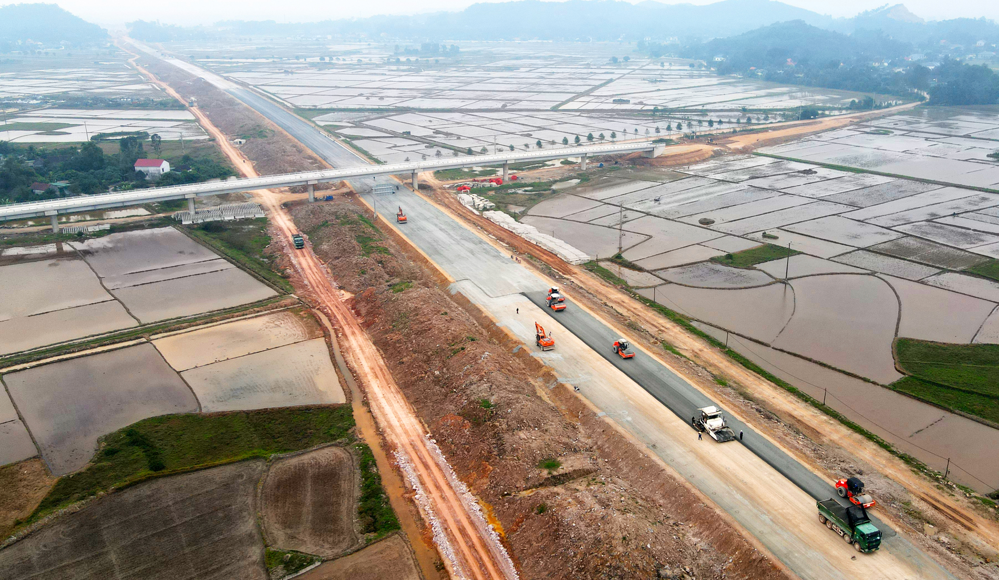 Thảm xong bê tông nhựa lớp 1 cao tốc Bãi Vọt - Hàm Nghi dịp tết Nguyên đán- Ảnh 17.