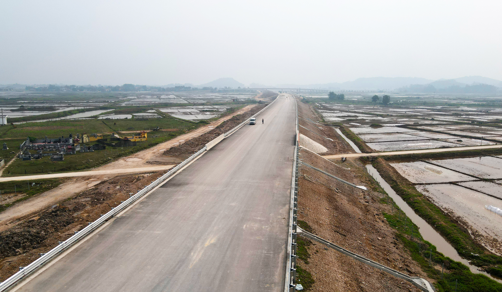 Thảm xong bê tông nhựa lớp 1 cao tốc Bãi Vọt - Hàm Nghi dịp tết Nguyên đán- Ảnh 9.