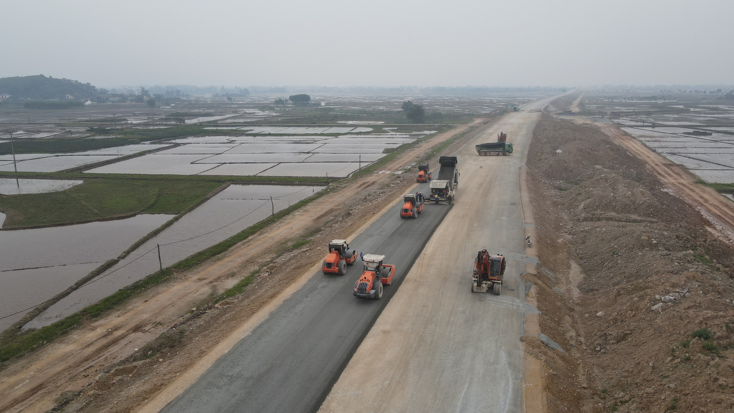 Thảm xong bê tông nhựa lớp 1 cao tốc Bãi Vọt - Hàm Nghi dịp tết Nguyên đán- Ảnh 8.