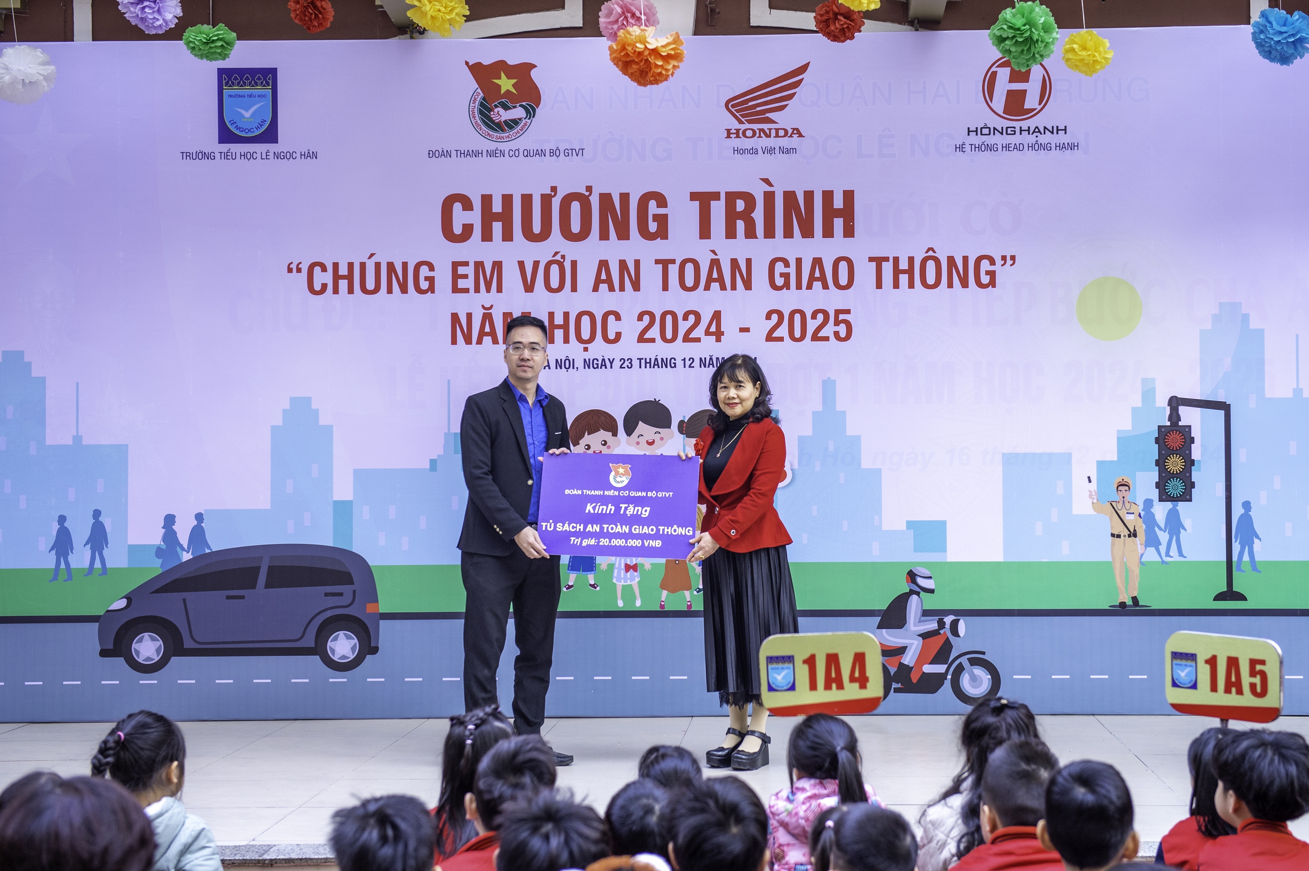 Học sinh háo hức tham gia chương trình "Chúng em với an toàn giao thông"- Ảnh 2.