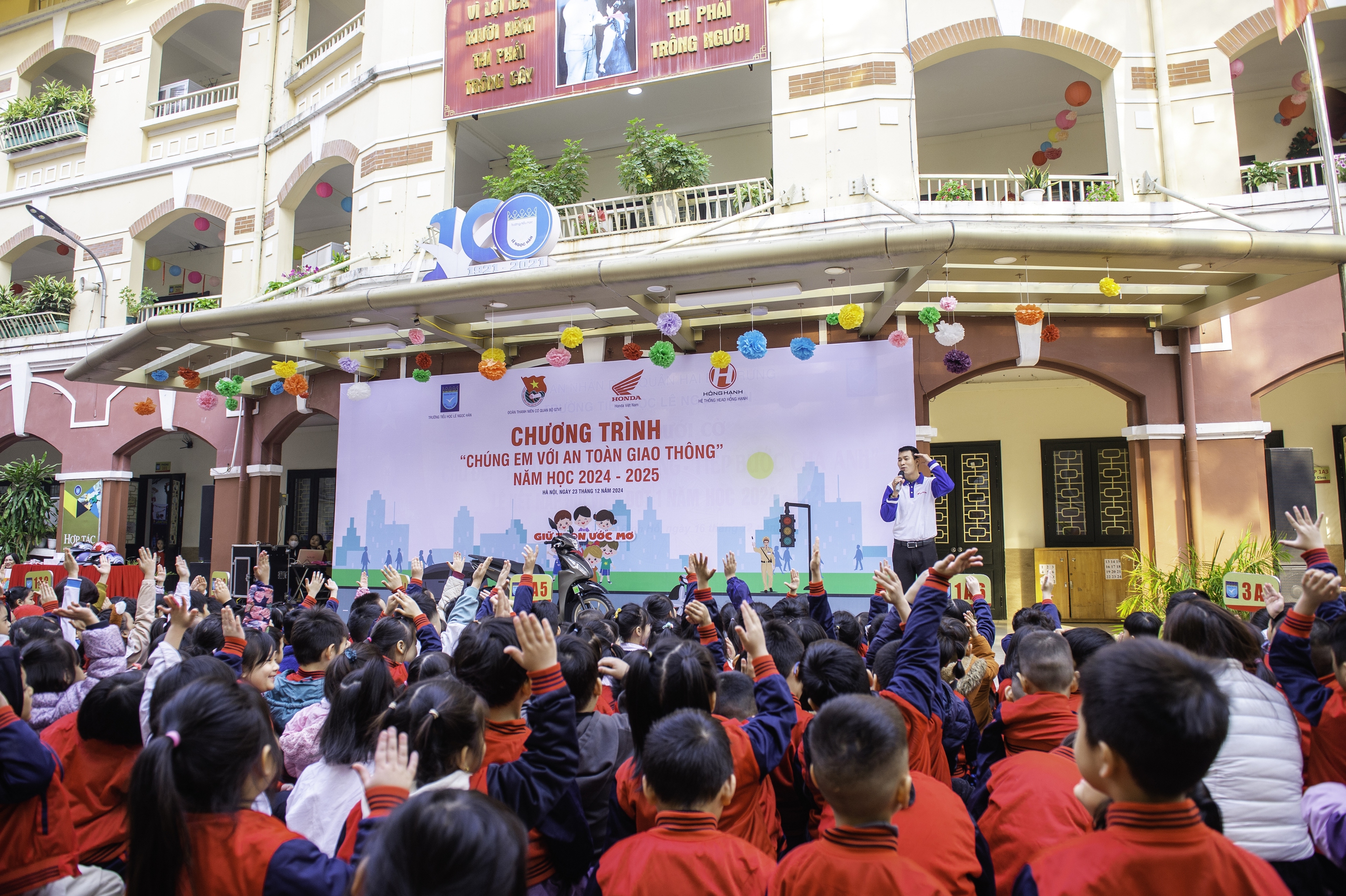 Học sinh háo hức tham gia chương trình "Chúng em với an toàn giao thông"- Ảnh 1.