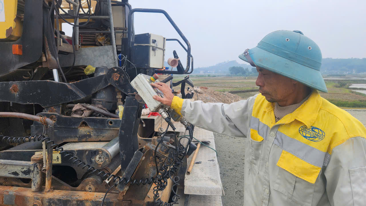 Thảm xong bê tông nhựa lớp 1 cao tốc Bãi Vọt - Hàm Nghi dịp tết Nguyên đán- Ảnh 4.