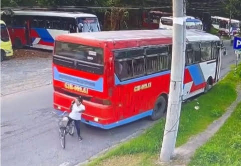 Tiền Giang: Xe đưa rước công nhân lùi đè tử vong một người đang dừng nghe điện thoại- Ảnh 1.