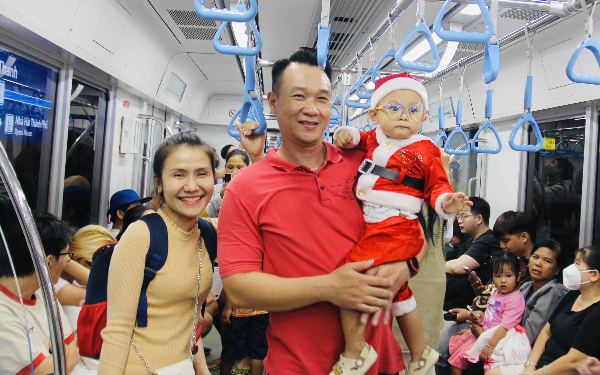 Người dân TP.HCM thích thú đón Noel trên tàu metro