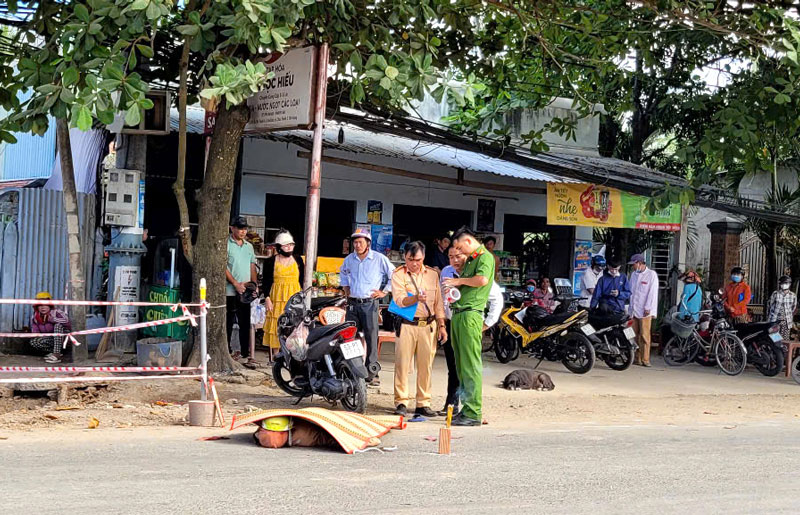 Hiện trường vụ tai nạn khiến người phụ nữ tử vong tại chỗ.