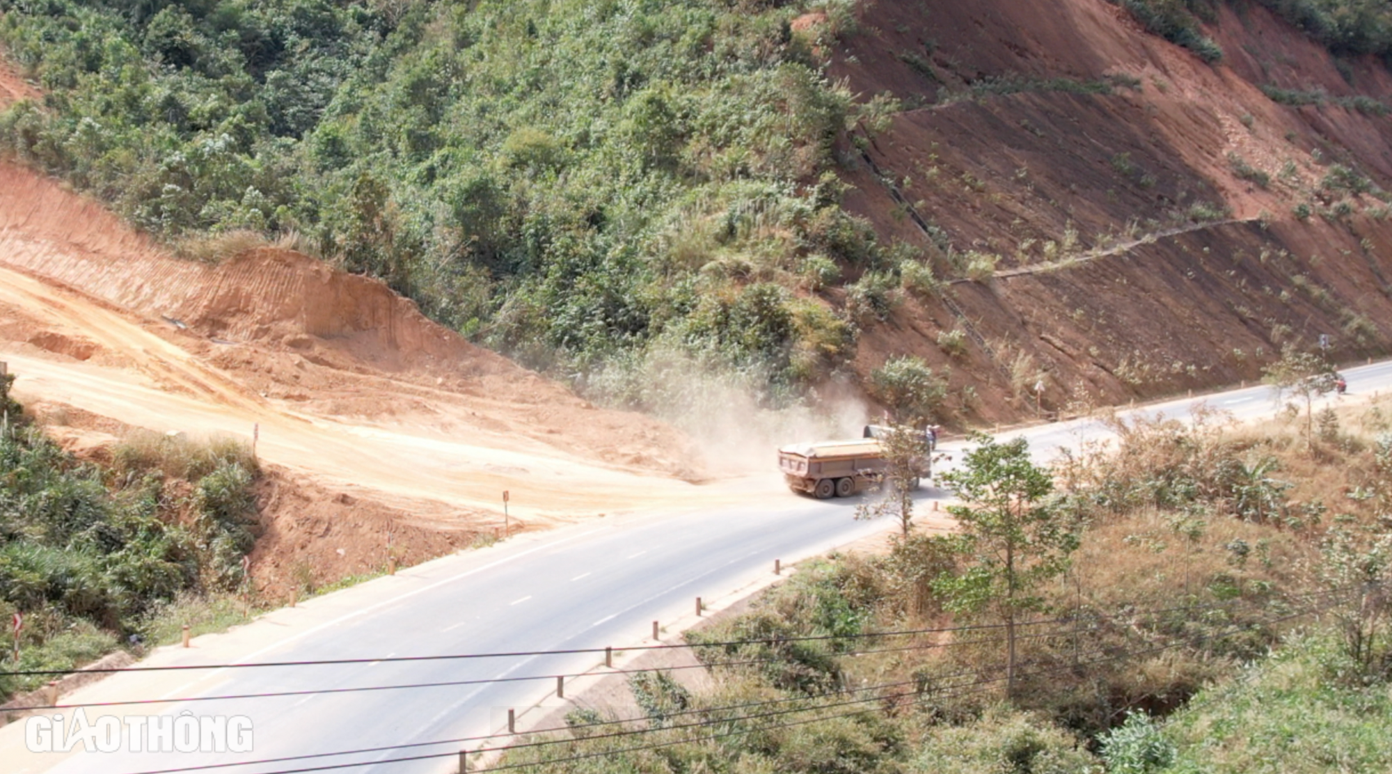 Kon Tum chấn chỉnh doanh nghiệp khai thác đất gây bụi làm mất ATGT trên QL24- Ảnh 10.