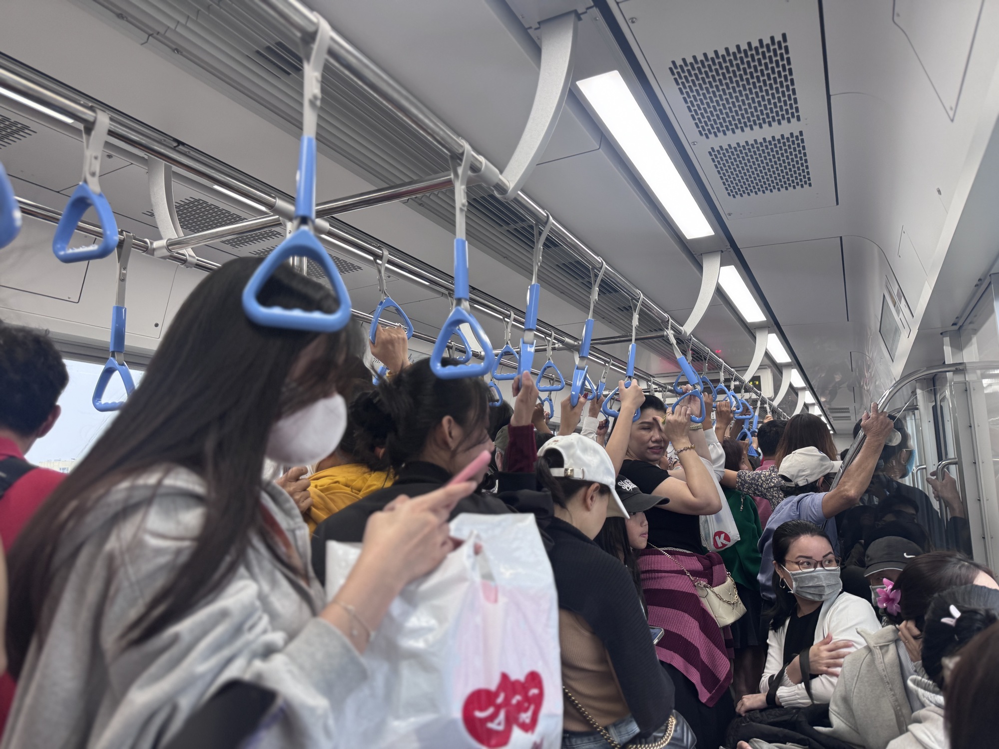 TP.HCM mưa quá lớn, tuyến metro số 1 phải tạm dừng- Ảnh 2.