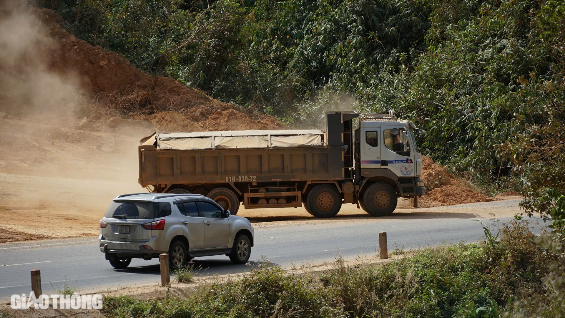 Kon Tum chấn chỉnh doanh nghiệp khai thác đất gây bụi làm mất ATGT trên QL24- Ảnh 5.