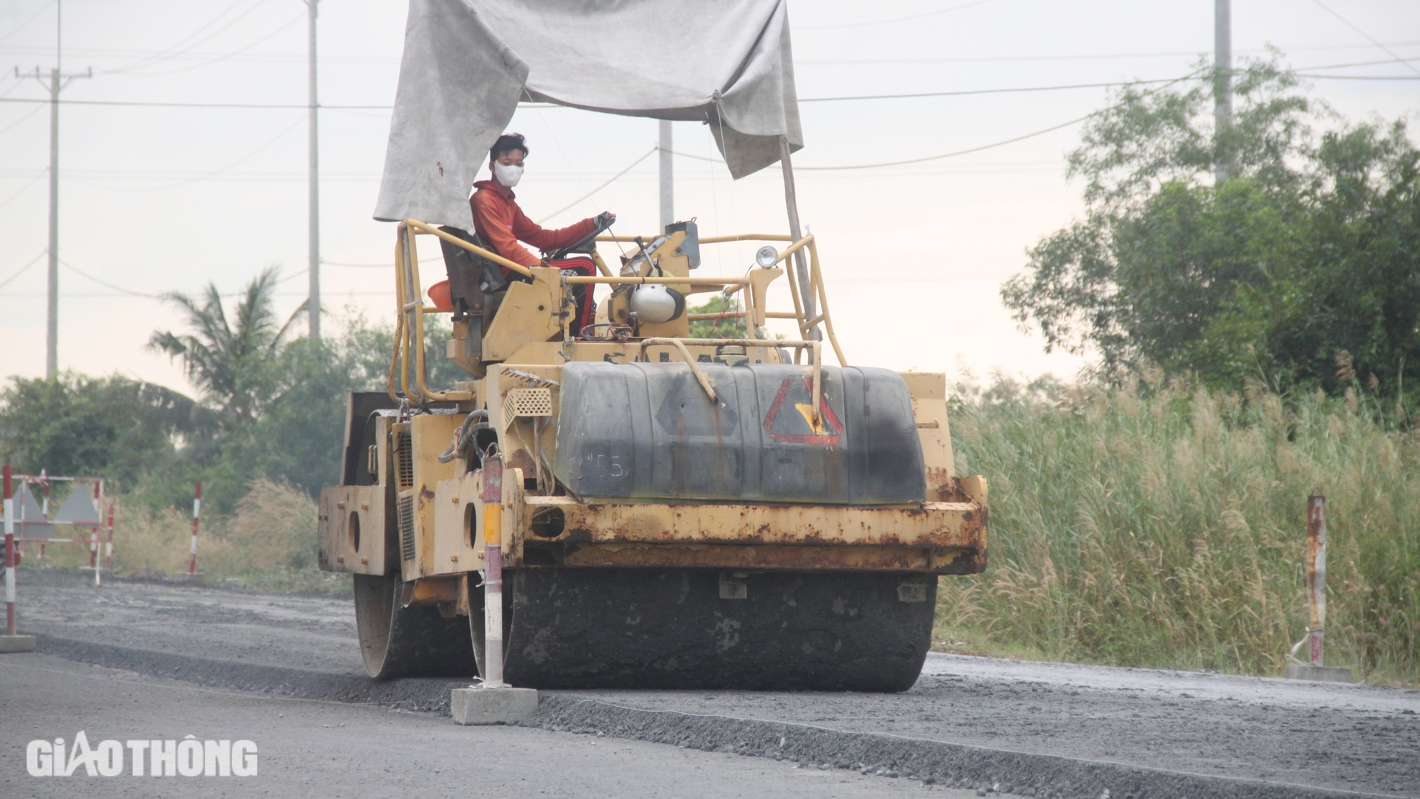 Thi công lớp đá cấp phối tuyến nối cao tốc qua Cà Mau- Ảnh 5.