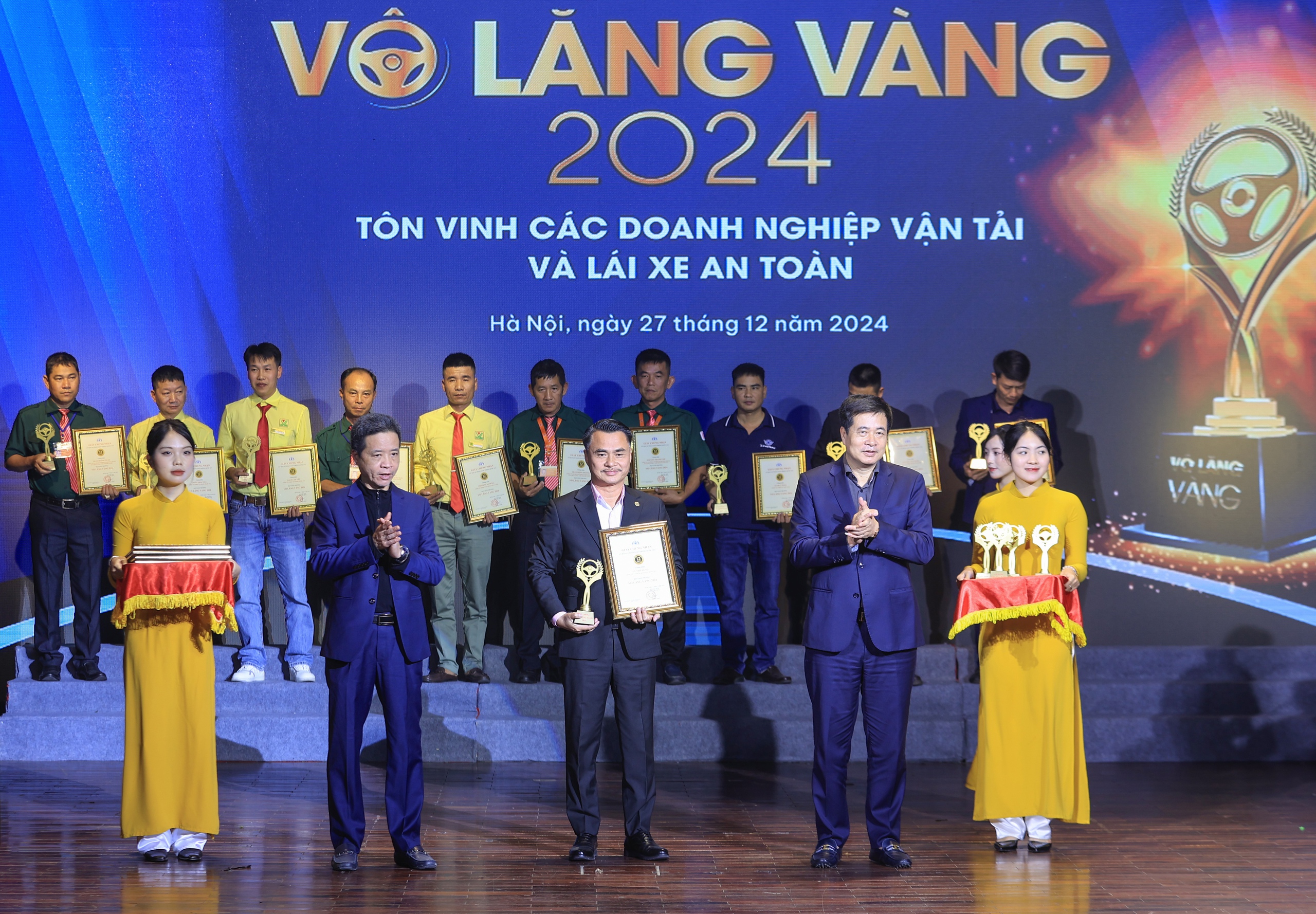 Vô lăng vàng 2024: Tôn vinh doanh nghiệp vận tải, lái xe an toàn, tận tâm- Ảnh 3.