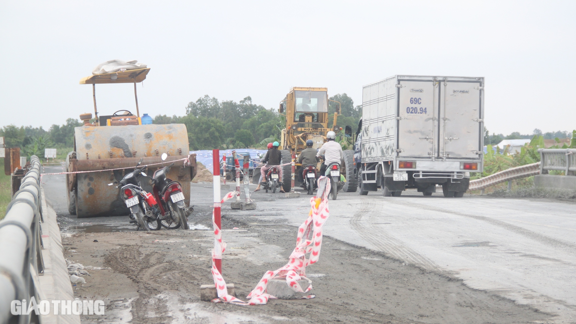 Thi công lớp đá cấp phối tuyến nối cao tốc qua Cà Mau- Ảnh 6.