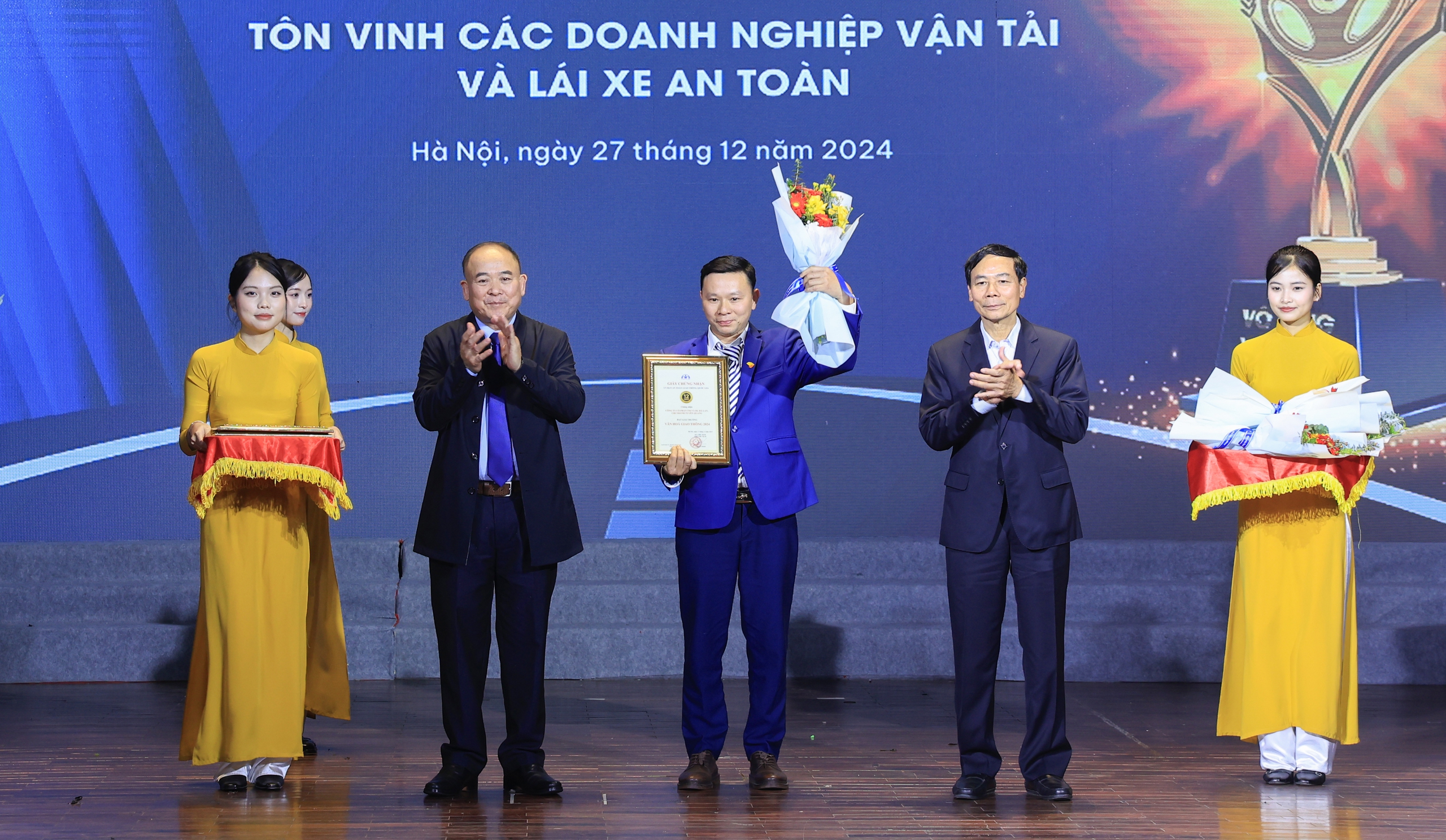 Vô lăng vàng 2024: Tôn vinh doanh nghiệp vận tải, lái xe an toàn, tận tâm- Ảnh 4.