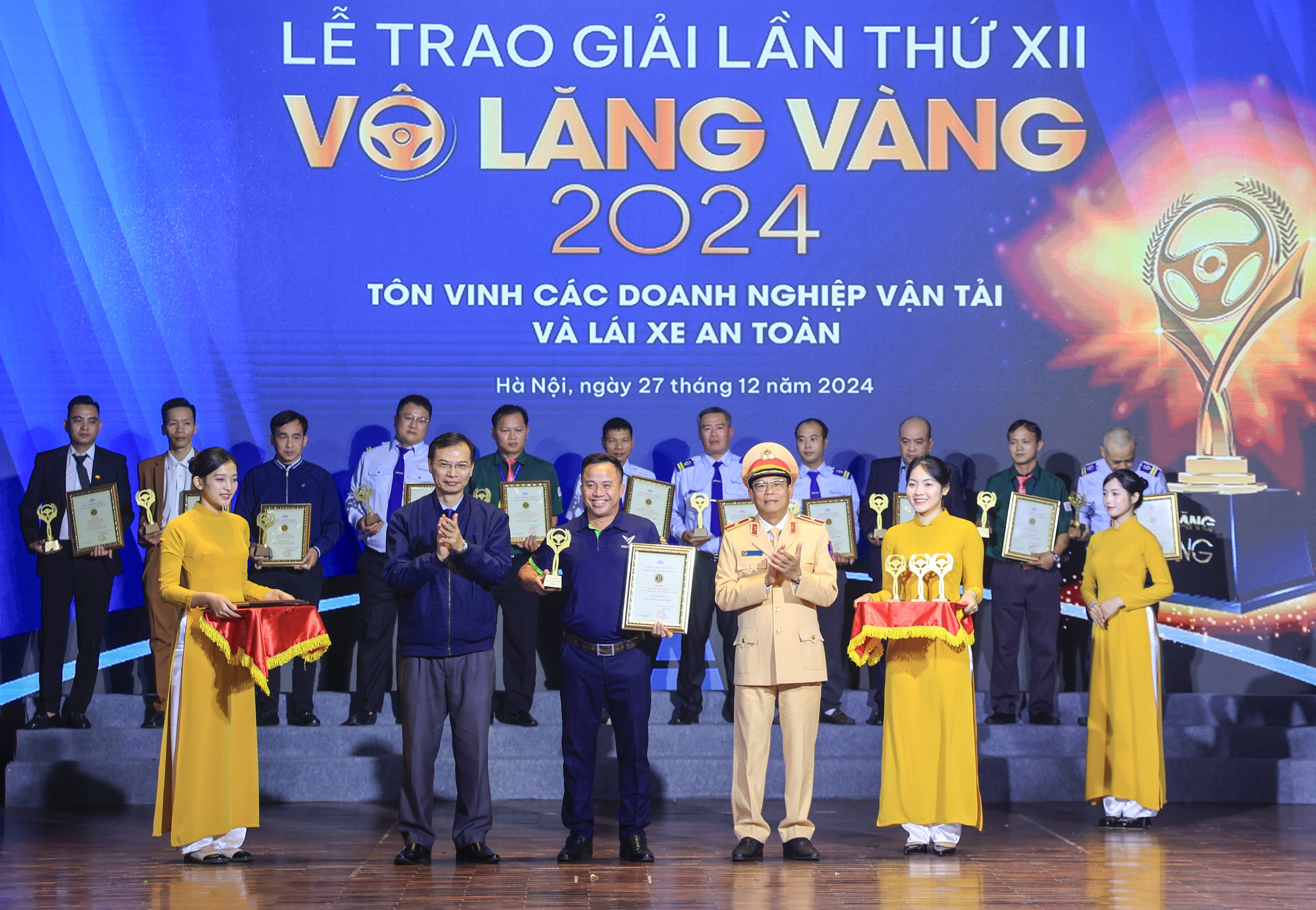 Vô lăng vàng 2024: Tôn vinh doanh nghiệp vận tải, lái xe an toàn, tận tâm- Ảnh 2.