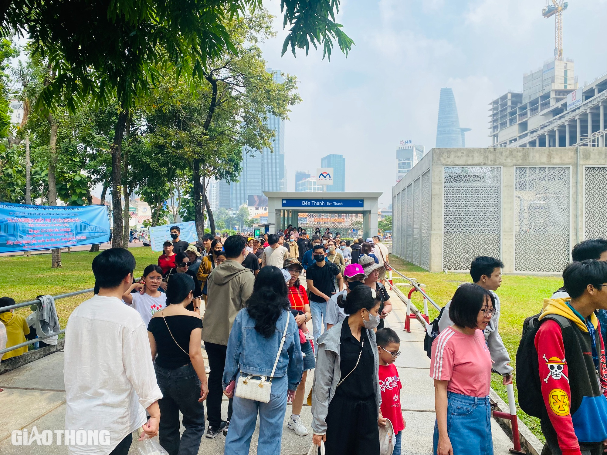 Người dân háo hức trải nghiệm, metro số 1 đông nghẹt ngày cuối tuần- Ảnh 1.