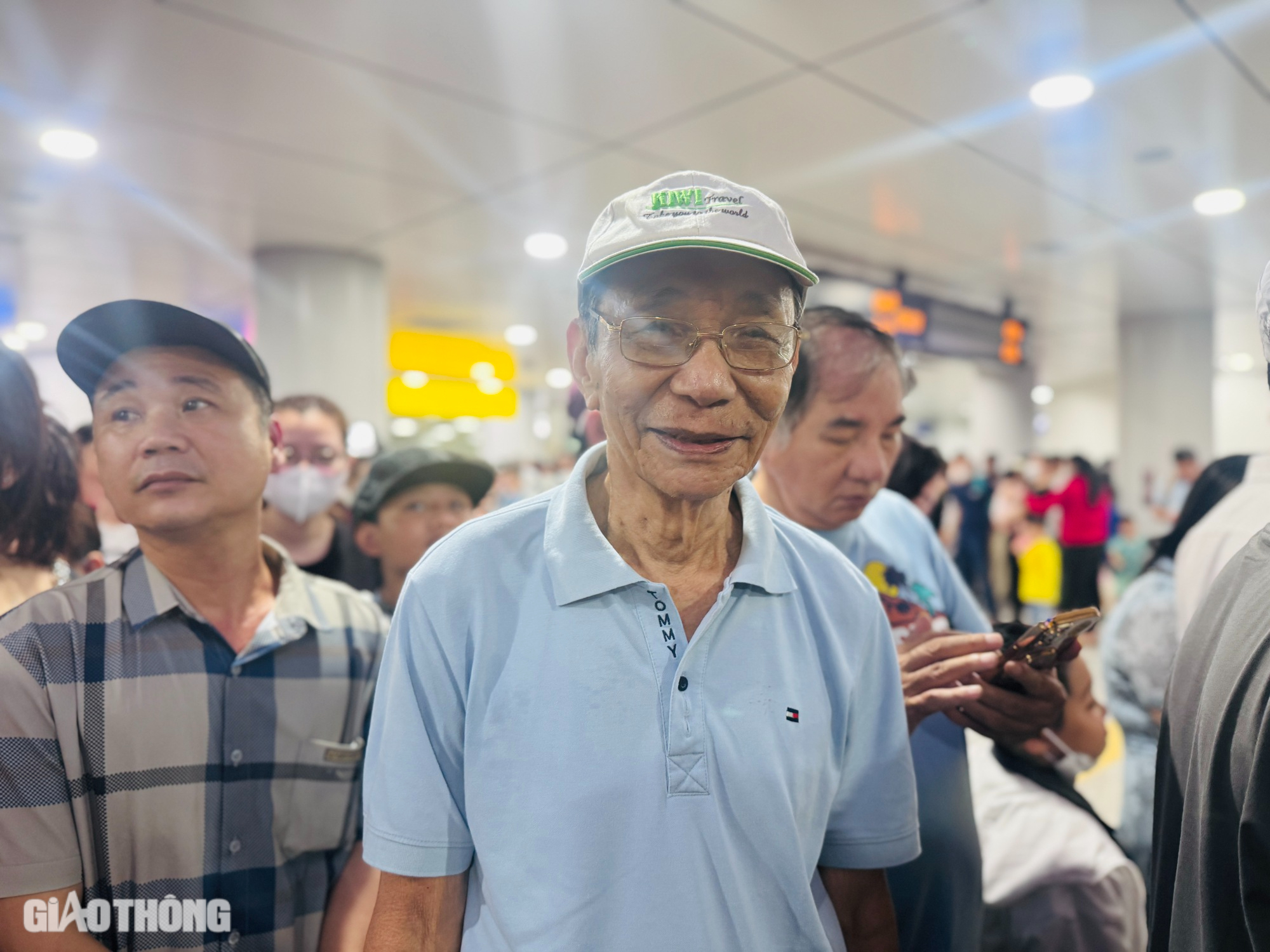 Người dân háo hức trải nghiệm, metro số 1 đông nghẹt ngày cuối tuần- Ảnh 4.