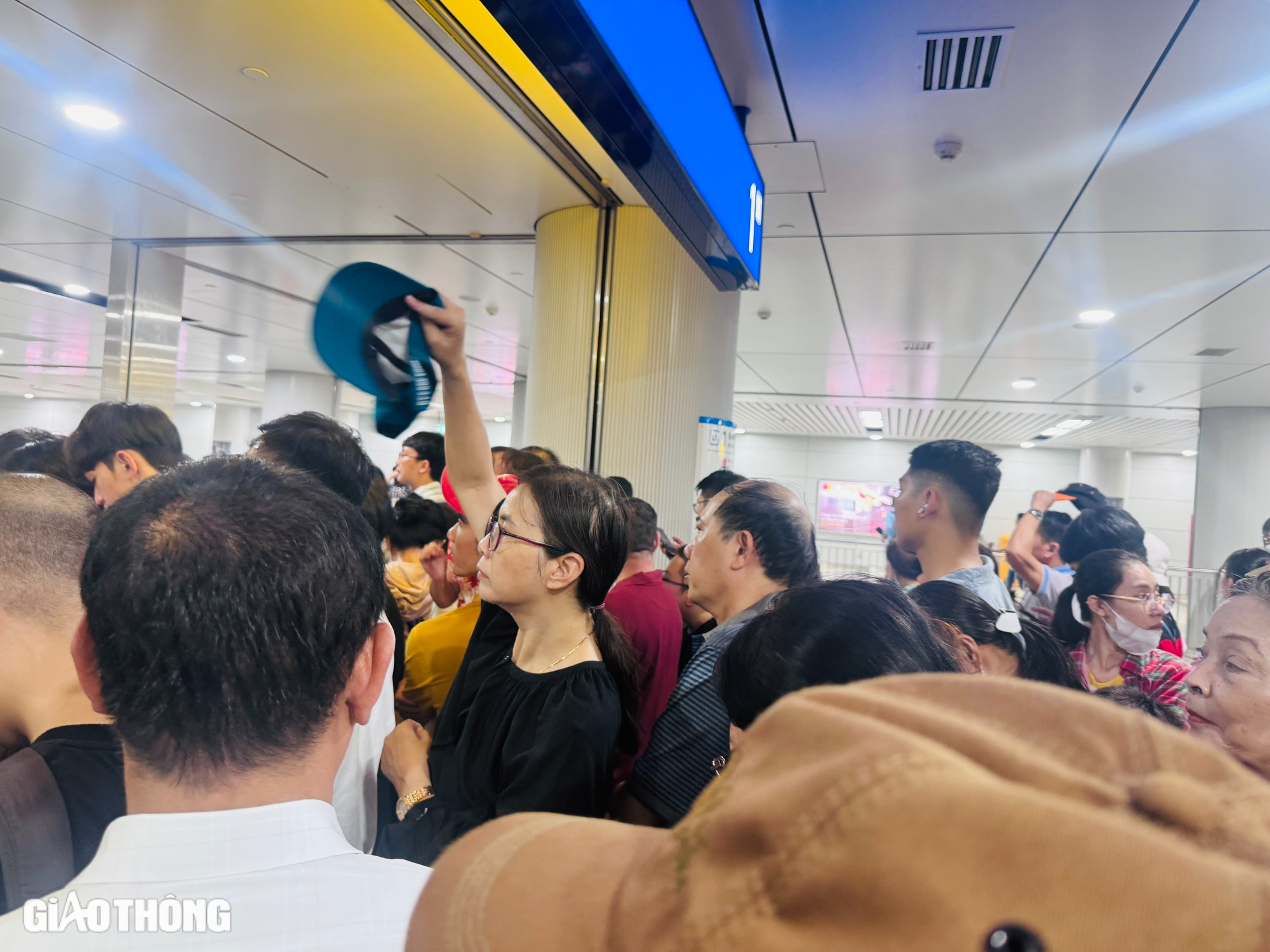 Người dân háo hức trải nghiệm, metro số 1 đông nghẹt ngày cuối tuần- Ảnh 7.