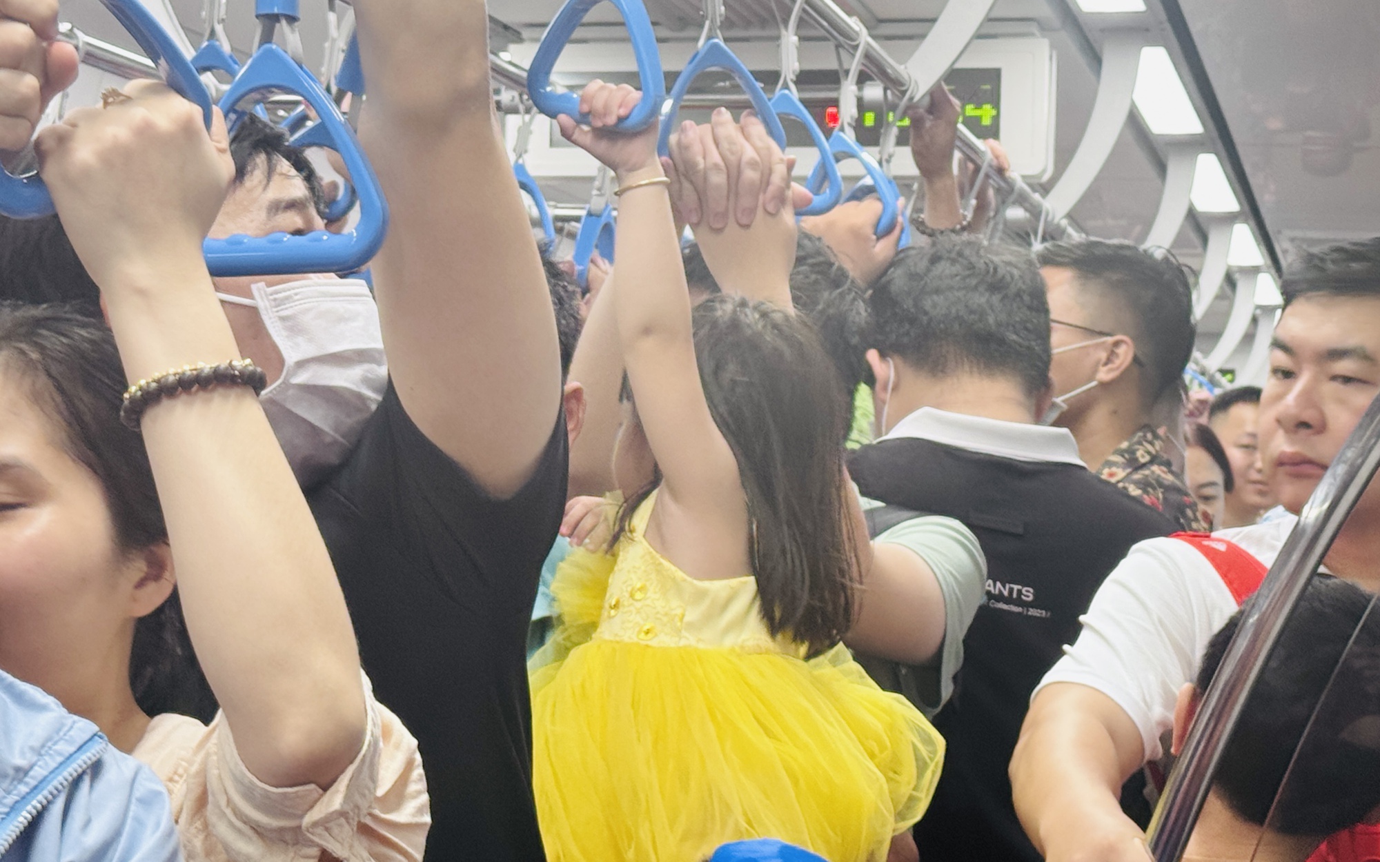 Người dân háo hức trải nghiệm, metro số 1 đông nghẹt ngày cuối tuần