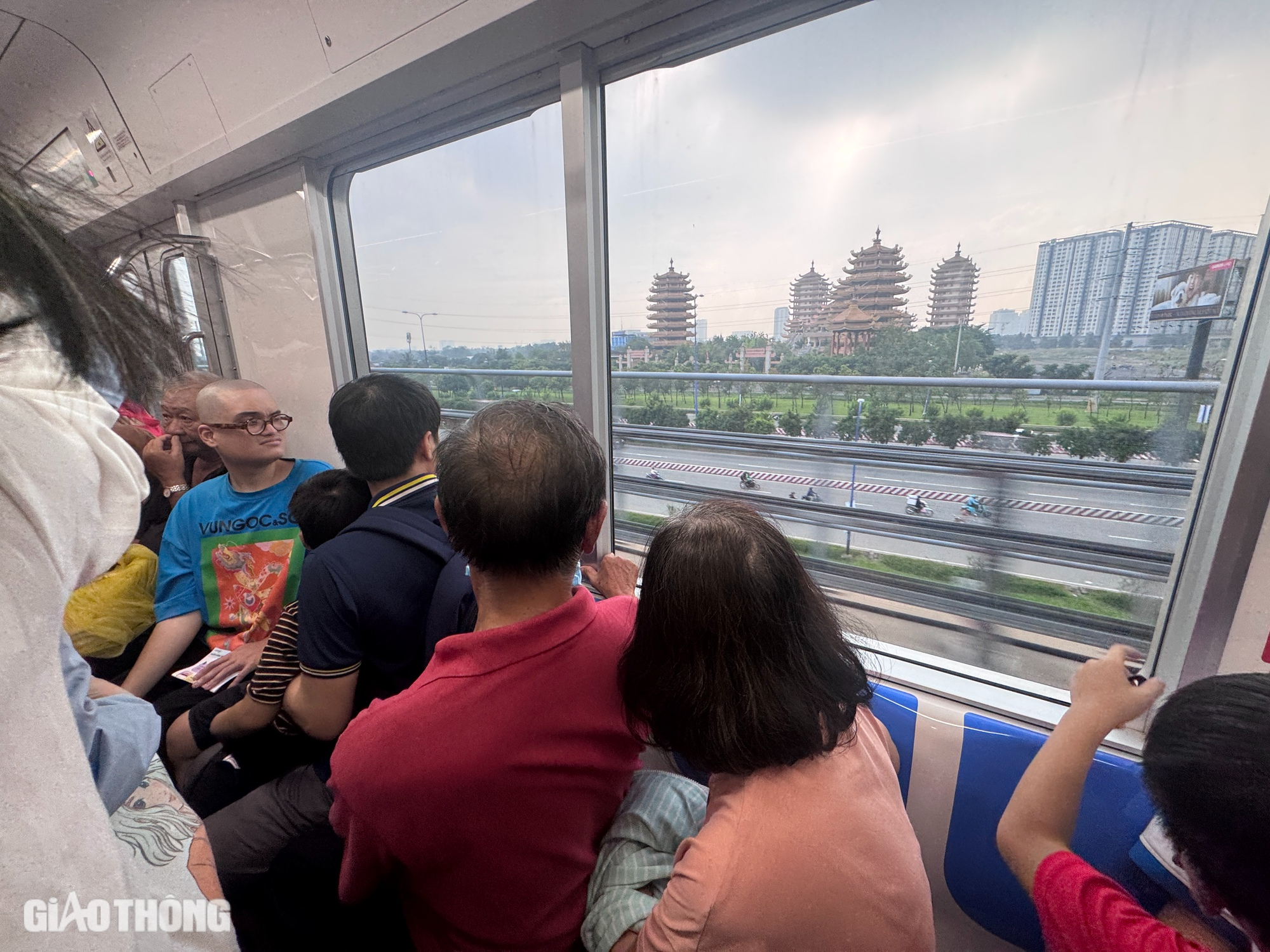 Người dân háo hức trải nghiệm, metro số 1 đông nghẹt ngày cuối tuần- Ảnh 12.