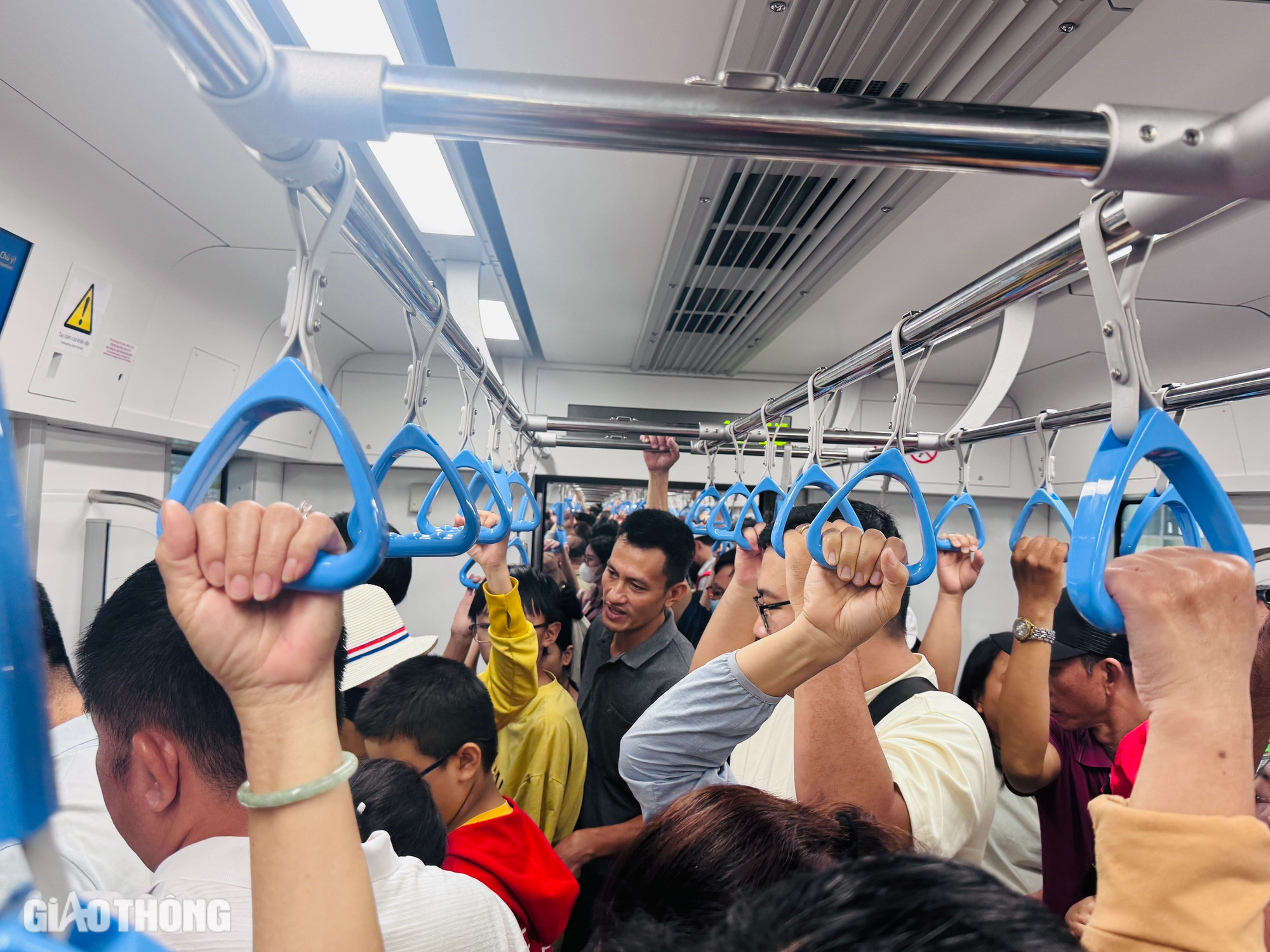 Người dân háo hức trải nghiệm, metro số 1 đông nghẹt ngày cuối tuần- Ảnh 9.