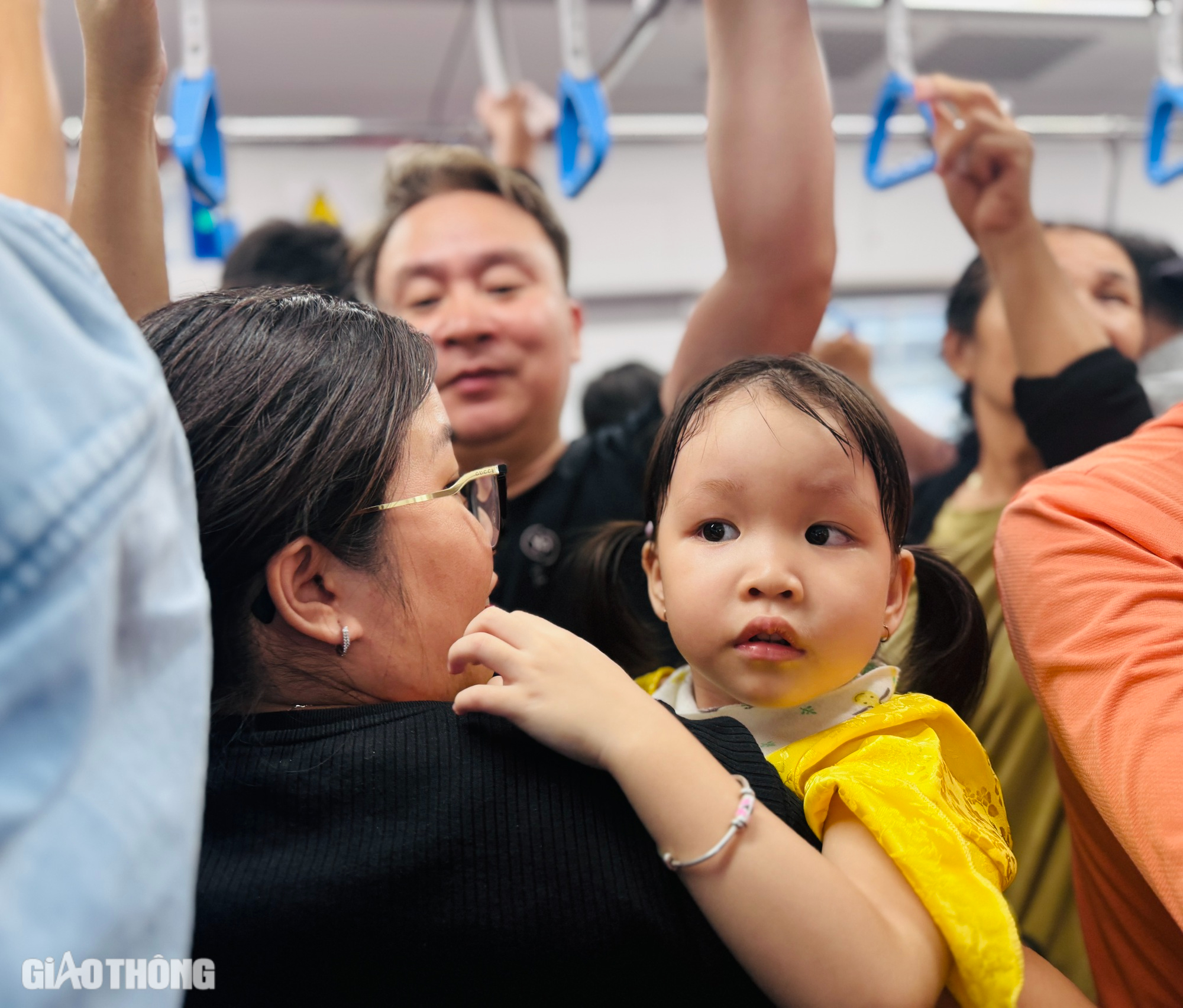 Người dân háo hức trải nghiệm, metro số 1 đông nghẹt ngày cuối tuần- Ảnh 18.