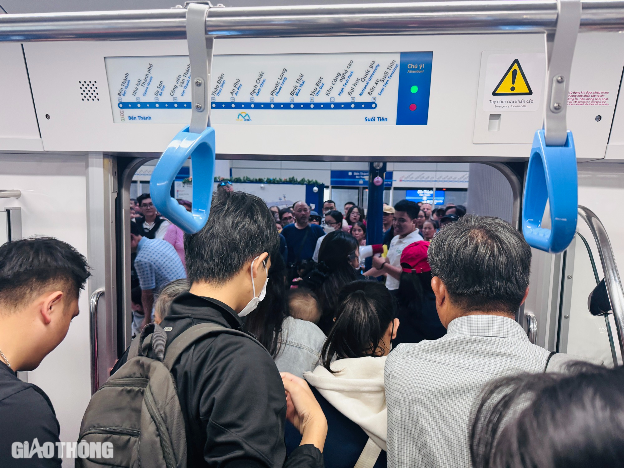 Người dân háo hức trải nghiệm, metro số 1 đông nghẹt ngày cuối tuần- Ảnh 20.