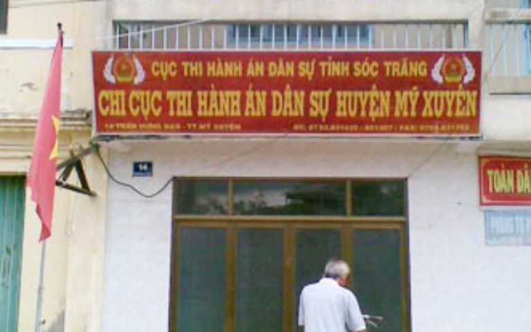 Bắt tạm giam cựu chấp hành viên Chi cục Thi hành án dân sự huyện ở Sóc Trăng- Ảnh 1.