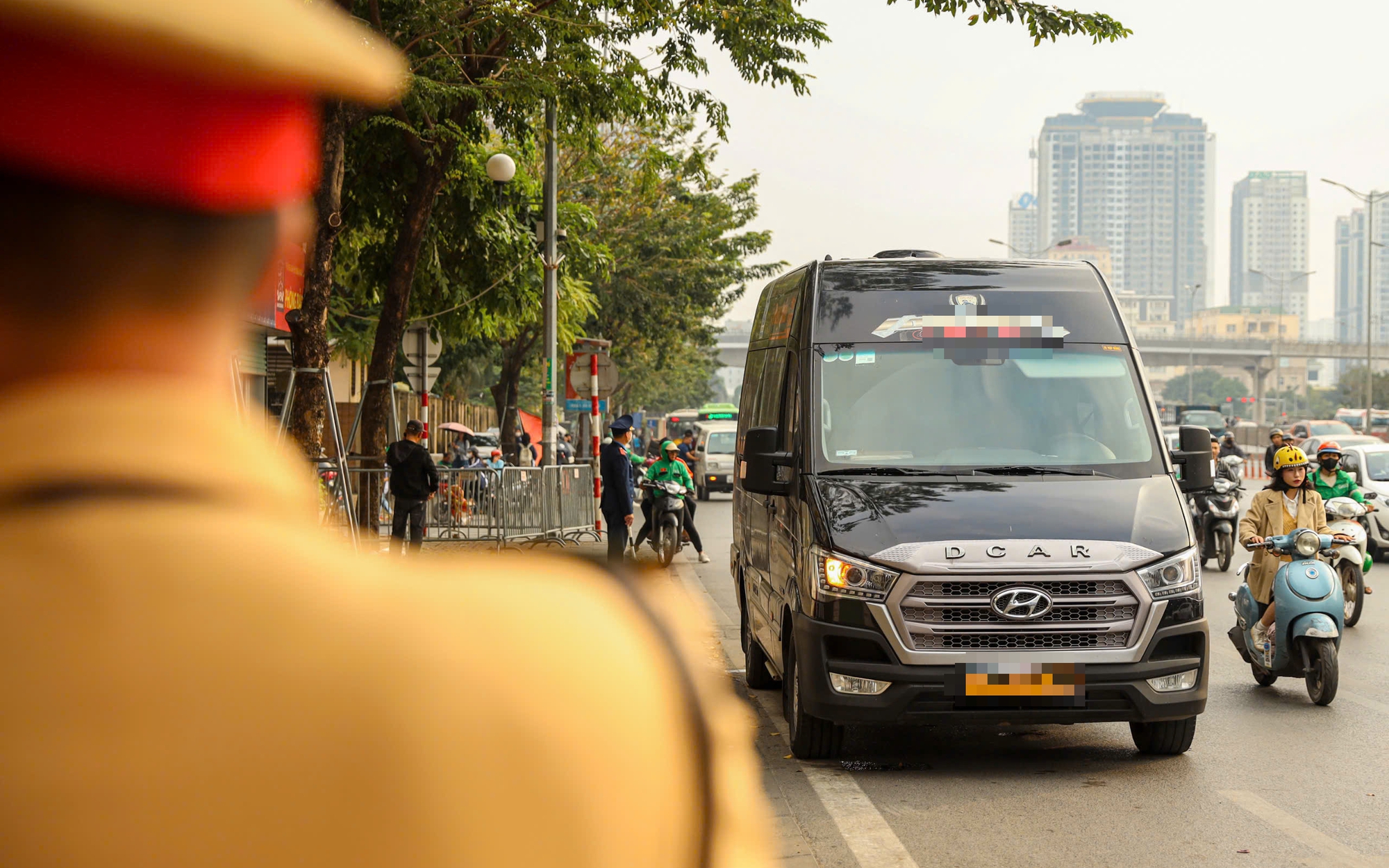 TP.HCM mạnh tay dẹp xe hợp đồng trá hình, lập lại trật tự an toàn giao thông- Ảnh 2. CSGT bí mật ghi hình xe khách hợp đồng trá hình vi phạm, tài xế 'tâm phục' nộp phạt