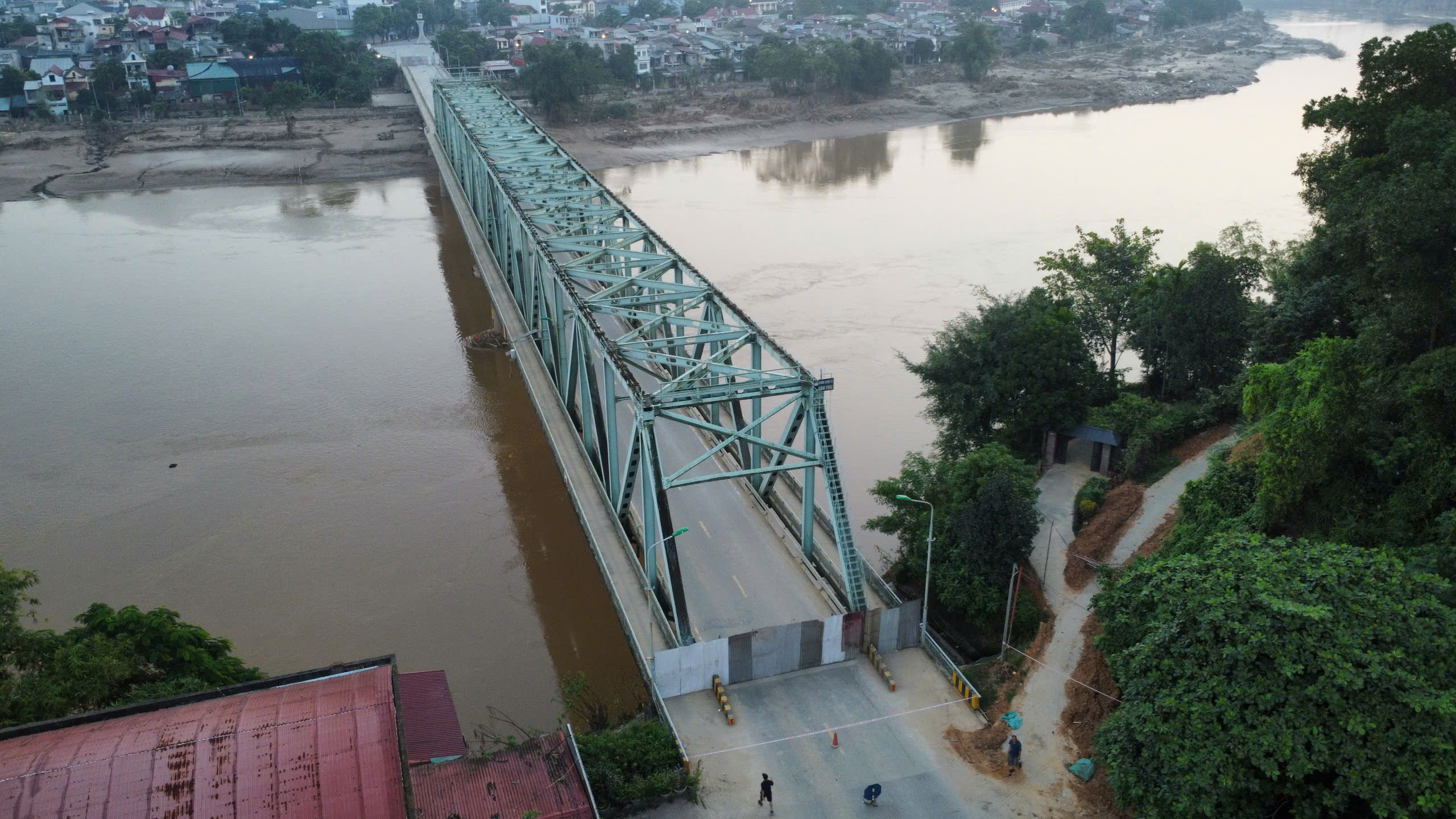 Sửa chữa cầu Yên Bái để lưu thông tạm thời trước tết Nguyên đán 2025- Ảnh 4.