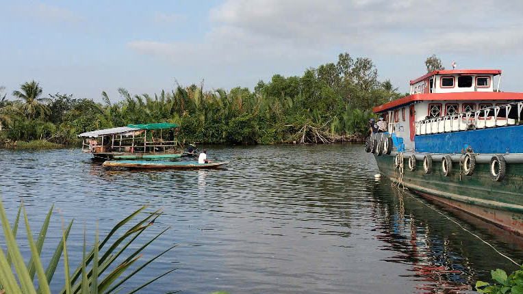 Cà Mau: Ghe vật liệu va chạm sà lan trên sông, một người tử vong- Ảnh 1.