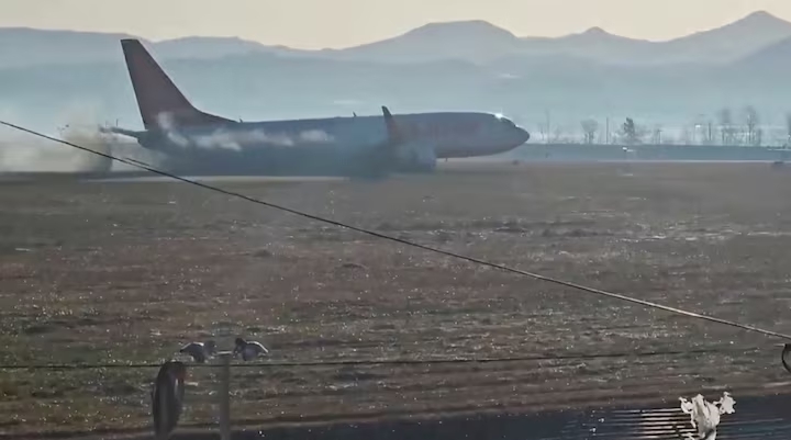 Những câu hỏi còn bỏ ngỏ xung quanh vụ rơi máy bay Jeju Air tại Hàn Quốc- Ảnh 1.