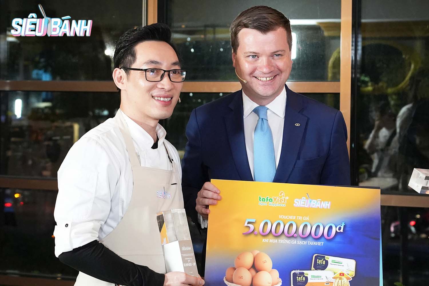 Mr. Alistair Minty - Tổng quản lý khách sạn Sofitel Saigon Plaza trao quà tặng của Ban tổ chức Siêu Bánh mùa 2 cho pastry chef Minh Vũ.