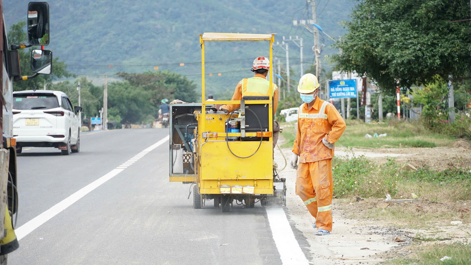 Thảm nhựa cuối cùng trên QL19 qua tỉnh Gia Lai- Ảnh 9. Thảm nhựa cuối cùng trên QL19 qua tỉnh Gia Lai- Ảnh 9.