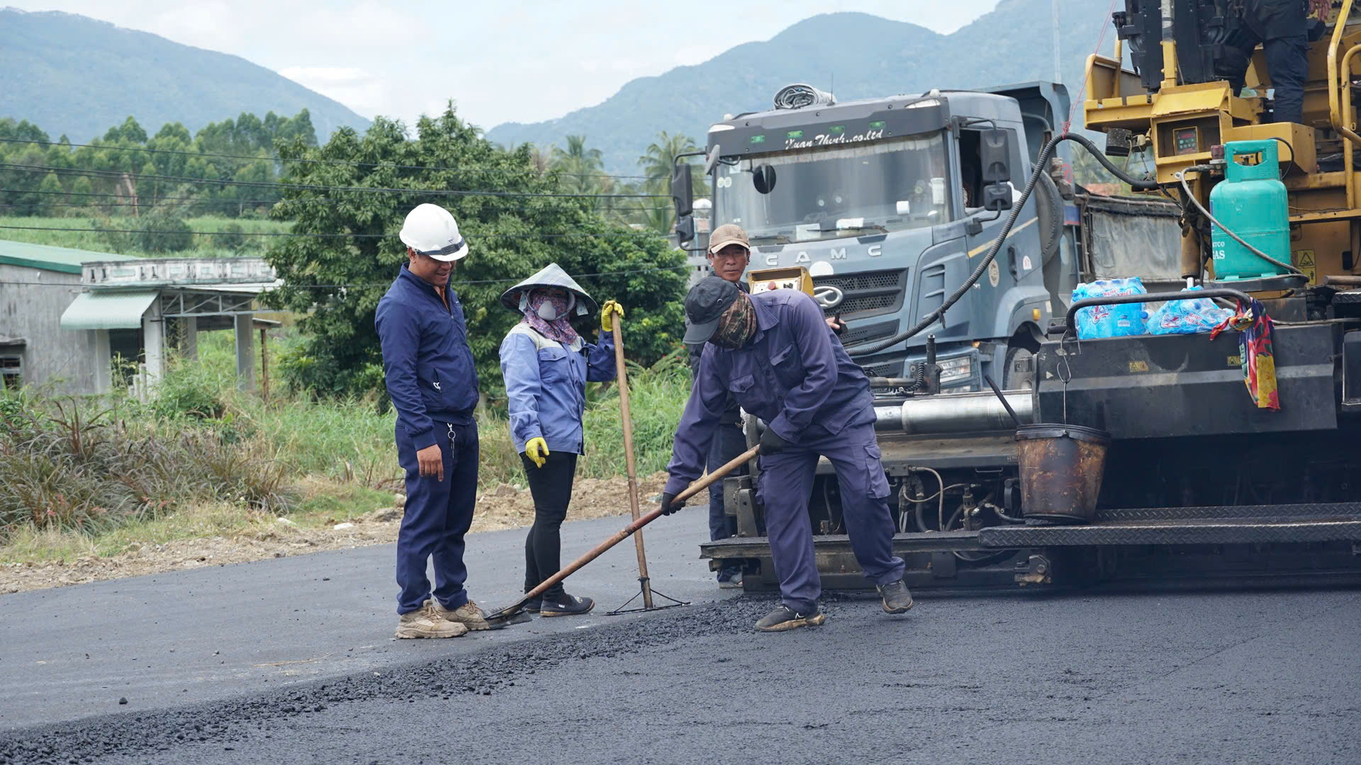 Thảm nhựa cuối cùng trên QL19 qua tỉnh Gia Lai- Ảnh 1. Thảm nhựa cuối cùng trên QL19 qua tỉnh Gia Lai- Ảnh 1.