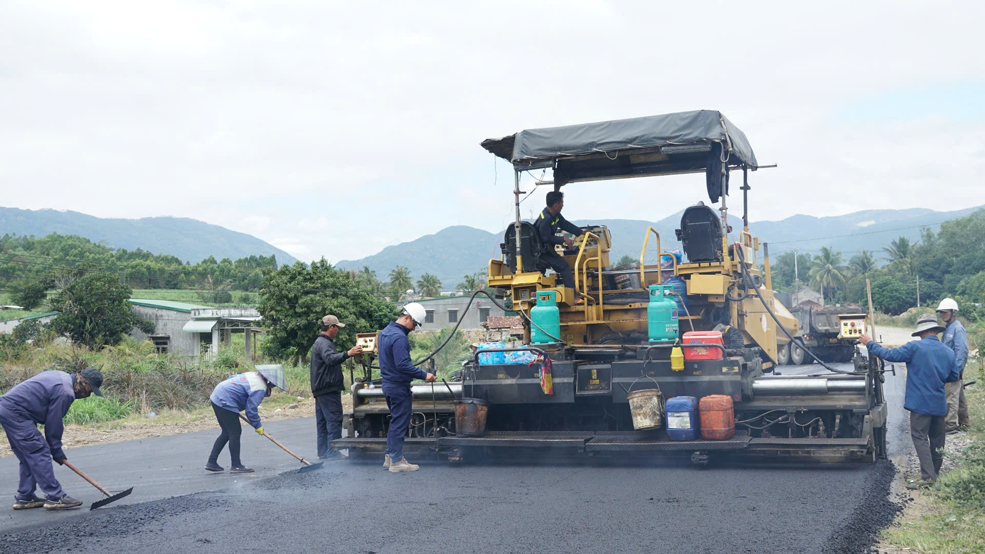 Thảm nhựa cuối cùng trên QL19 qua tỉnh Gia Lai- Ảnh 2. Thảm nhựa cuối cùng trên QL19 qua tỉnh Gia Lai- Ảnh 2.