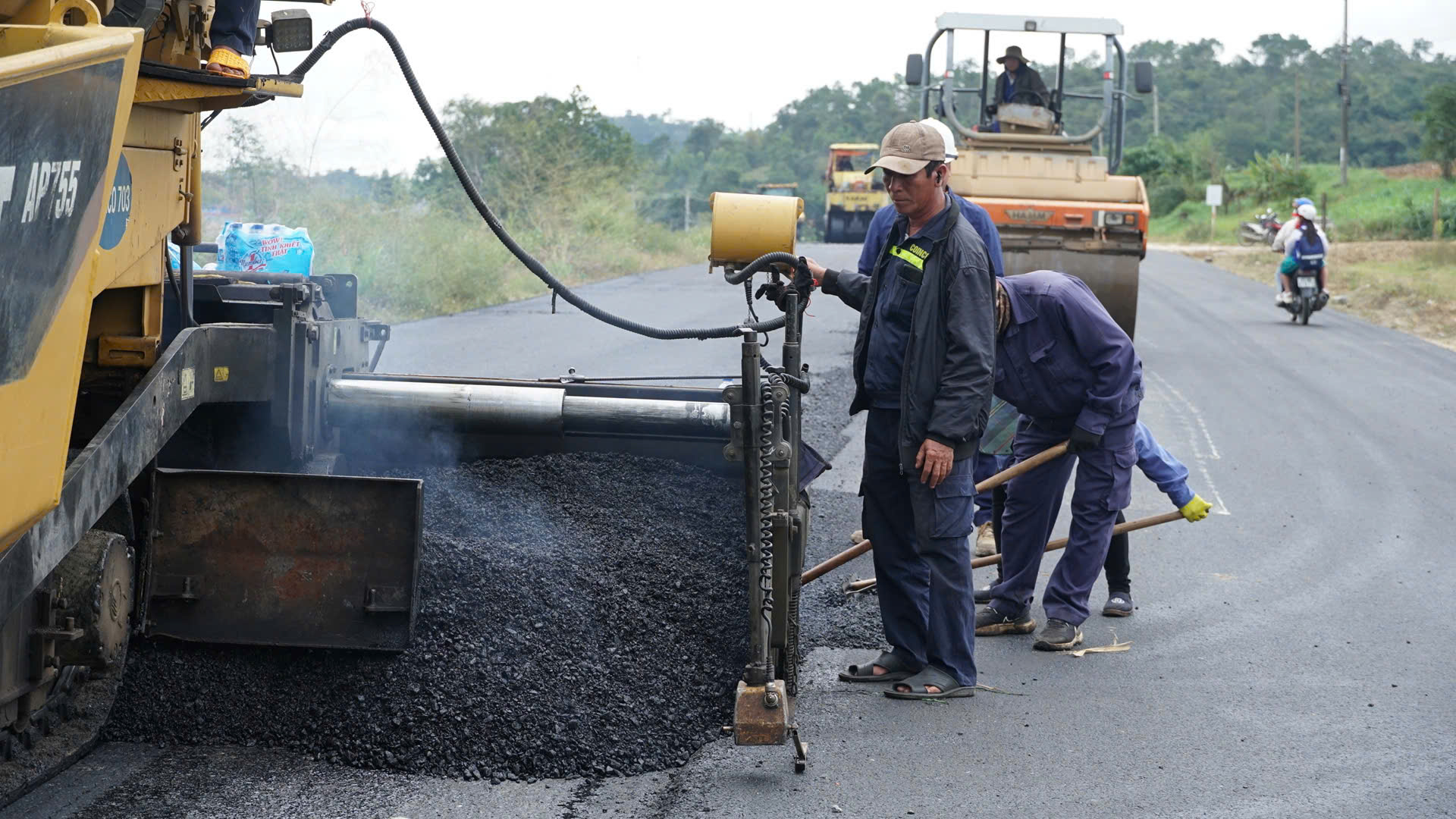 Thảm nhựa cuối cùng trên QL19 qua tỉnh Gia Lai- Ảnh 3. Thảm nhựa cuối cùng trên QL19 qua tỉnh Gia Lai- Ảnh 3.