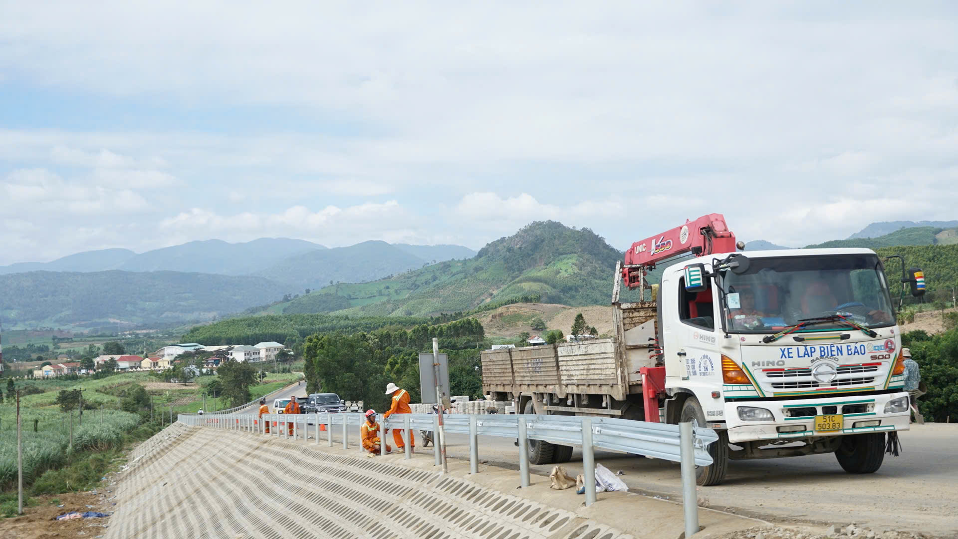 Thảm nhựa cuối cùng trên QL19 qua tỉnh Gia Lai- Ảnh 5. Thảm nhựa cuối cùng trên QL19 qua tỉnh Gia Lai- Ảnh 5.