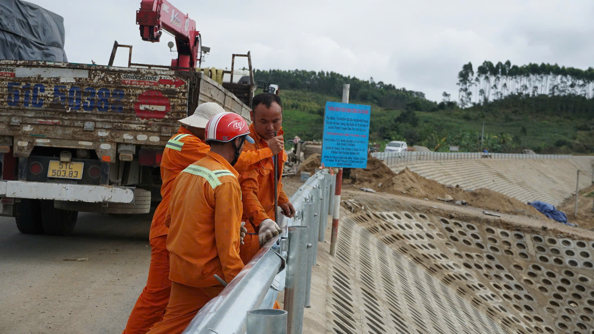 Thảm nhựa cuối cùng trên QL19 qua tỉnh Gia Lai- Ảnh 6. Thảm nhựa cuối cùng trên QL19 qua tỉnh Gia Lai- Ảnh 6.