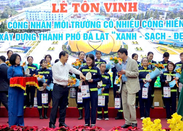 Tôn vinh gần 200 công nhân môi trường làm cho Đà Lạt ngày thêm sạch đẹp- Ảnh 1.