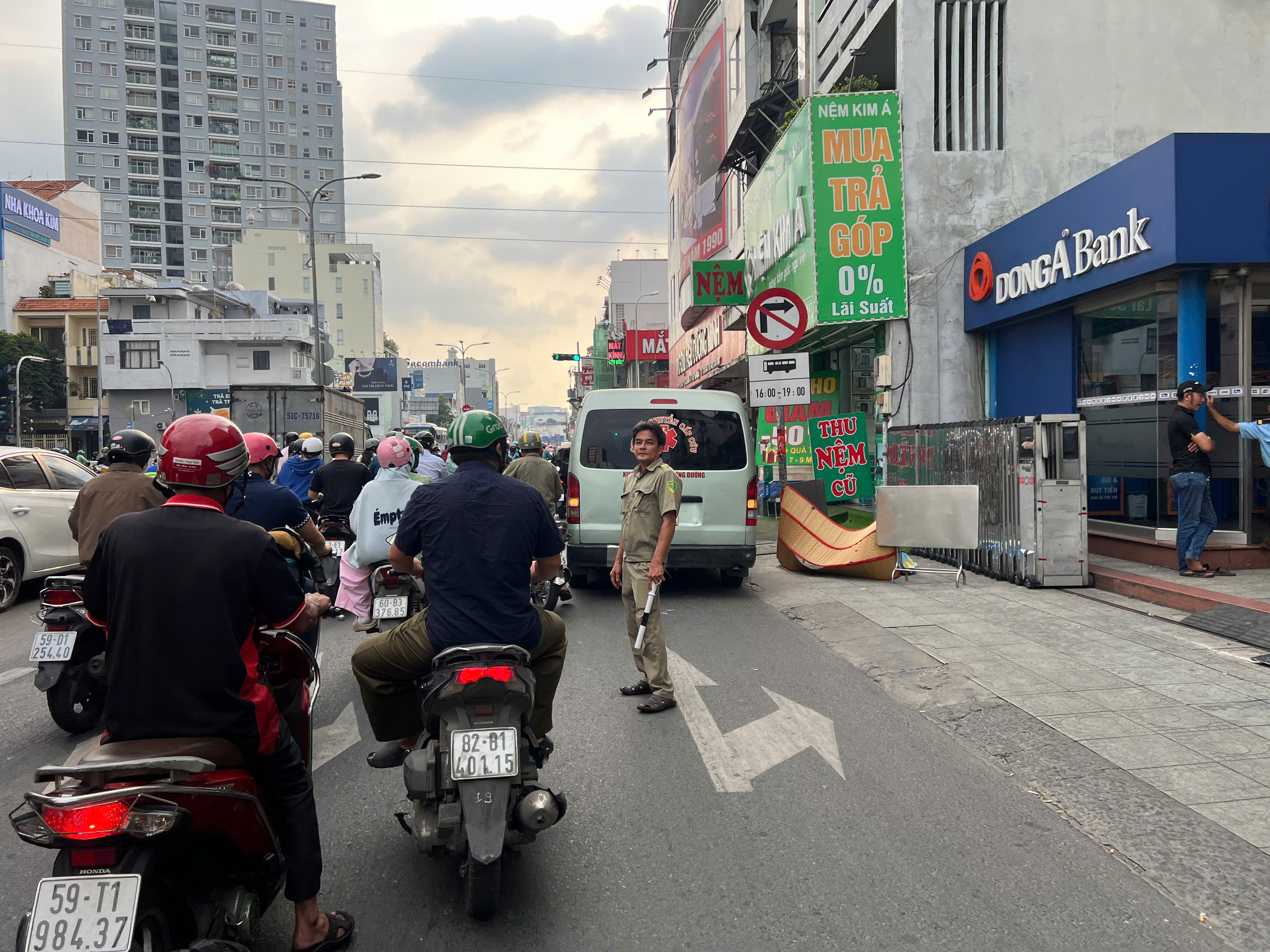 Điều tra nguyên nhân người đàn ông tử vong trước trụ sở ngân hàng ở TP.HCM- Ảnh 1.