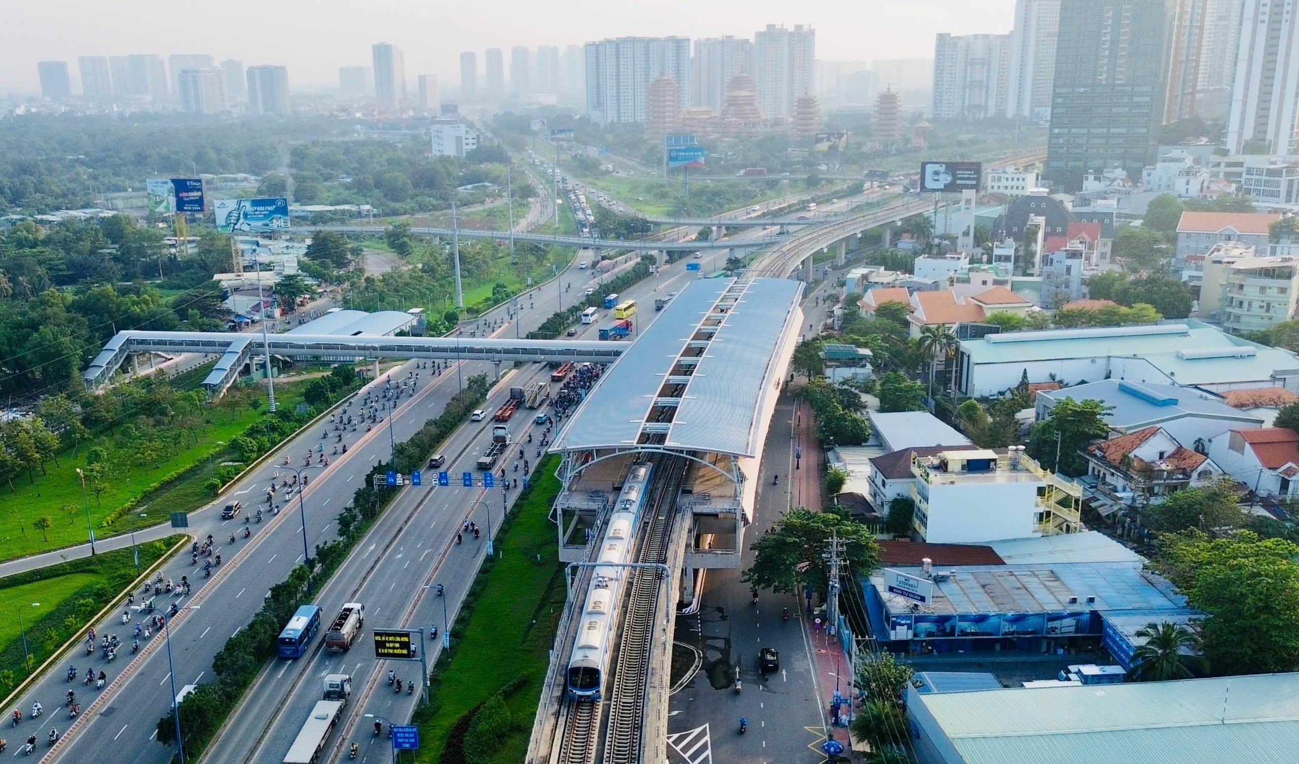 Metro TP.HCM tăng chuyến phục vụ khách xem pháo hoa chào năm mới- Ảnh 2.