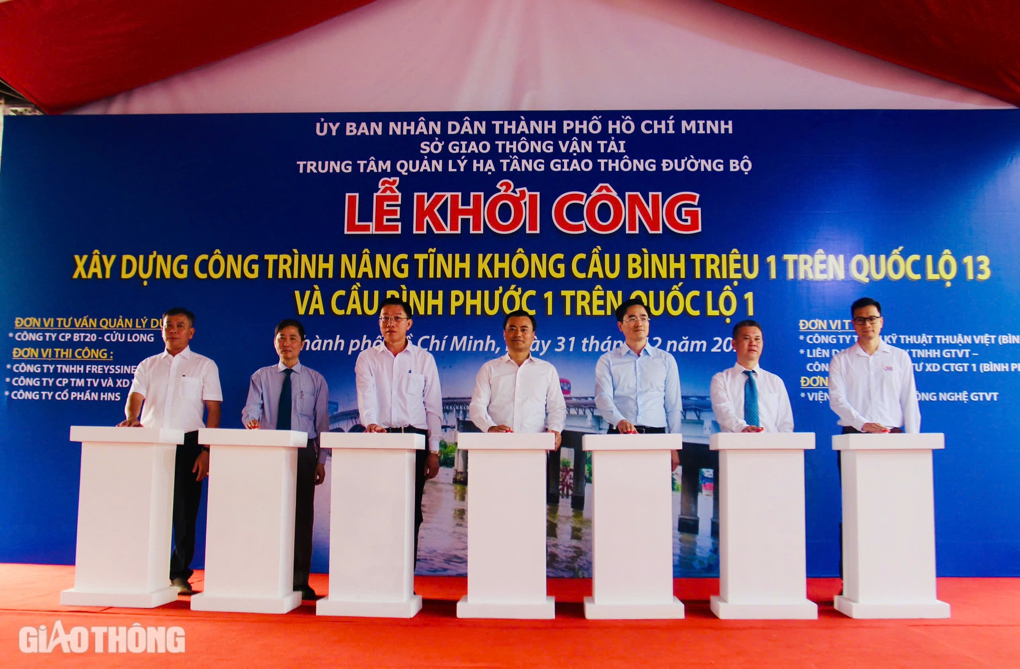 TP.HCM: Bắt đầu nâng tĩnh không cầu Bình Triệu 1 và Bình Phước 1 lên mức 7m- Ảnh 1. TP.HCM: Bắt đầu nâng tĩnh không cầu Bình Triệu 1 và Bình Phước 1 lên mức 7m- Ảnh 1.