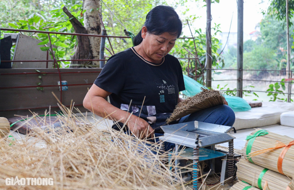 Làng làm hương thủ công lớn nhất Hà Nội tất bật chuẩn bị hàng Tết- Ảnh 1.