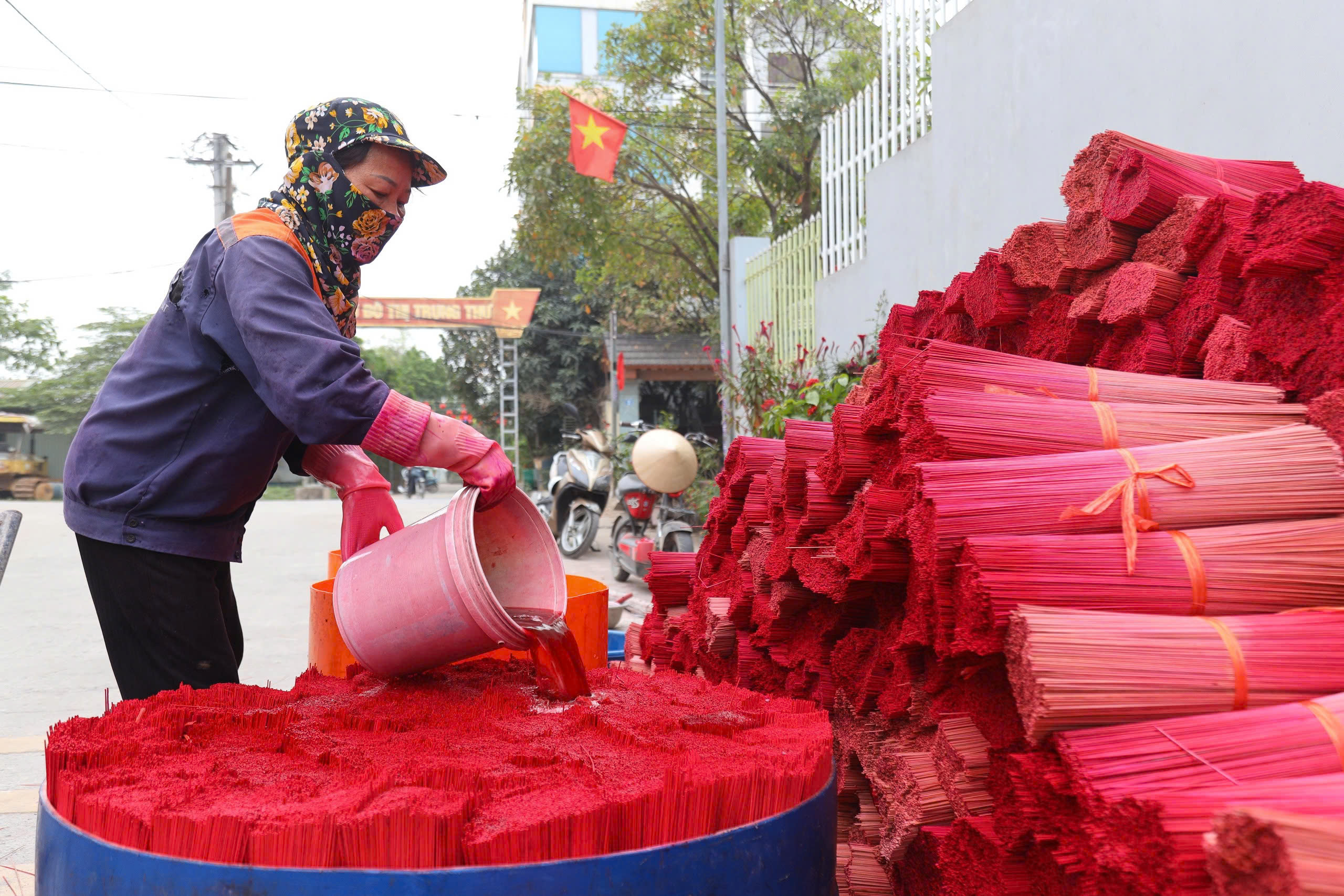 Làng làm hương thủ công lớn nhất Hà Nội tất bật chuẩn bị hàng Tết- Ảnh 6.