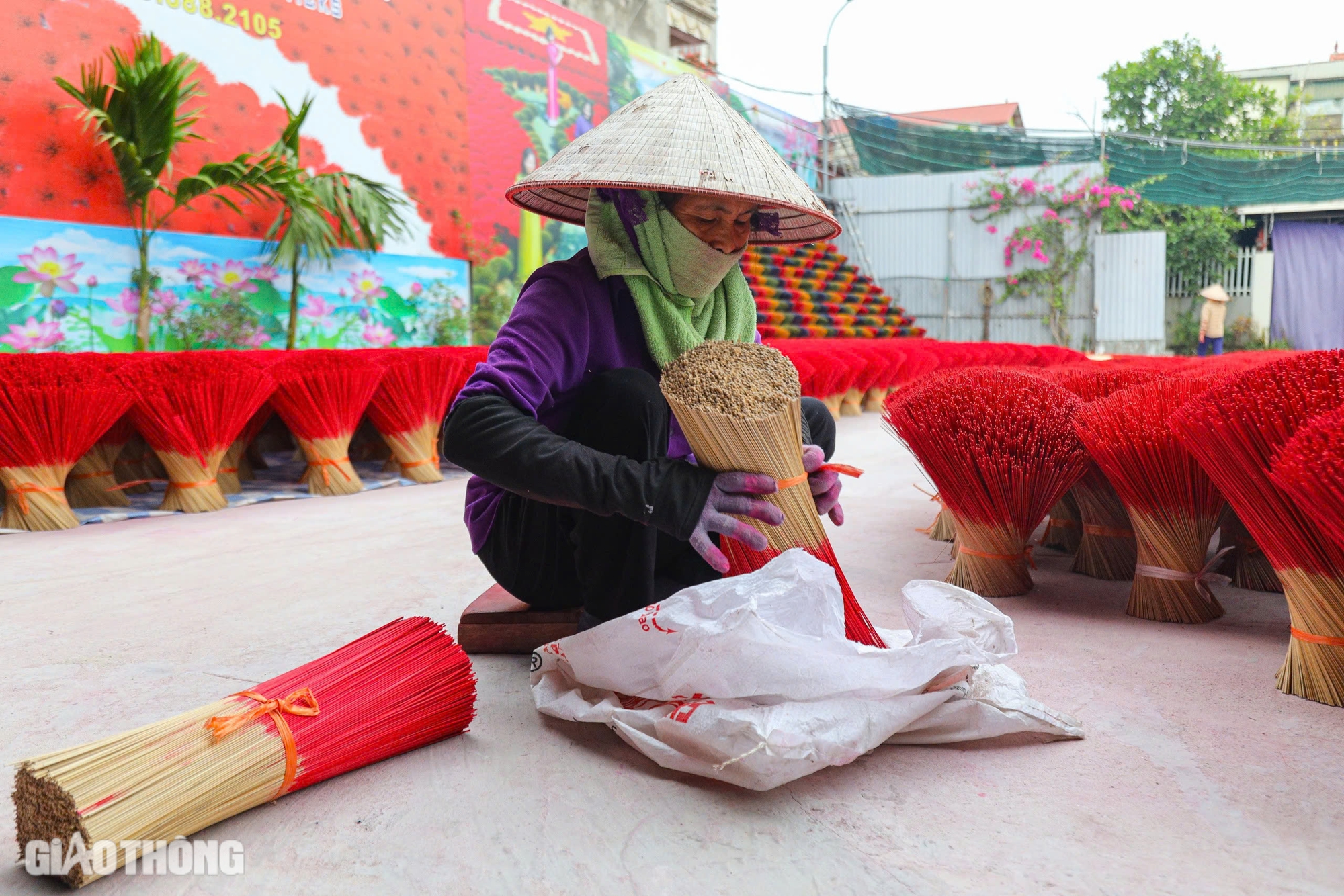 Làng làm hương thủ công lớn nhất Hà Nội tất bật chuẩn bị hàng Tết- Ảnh 5.