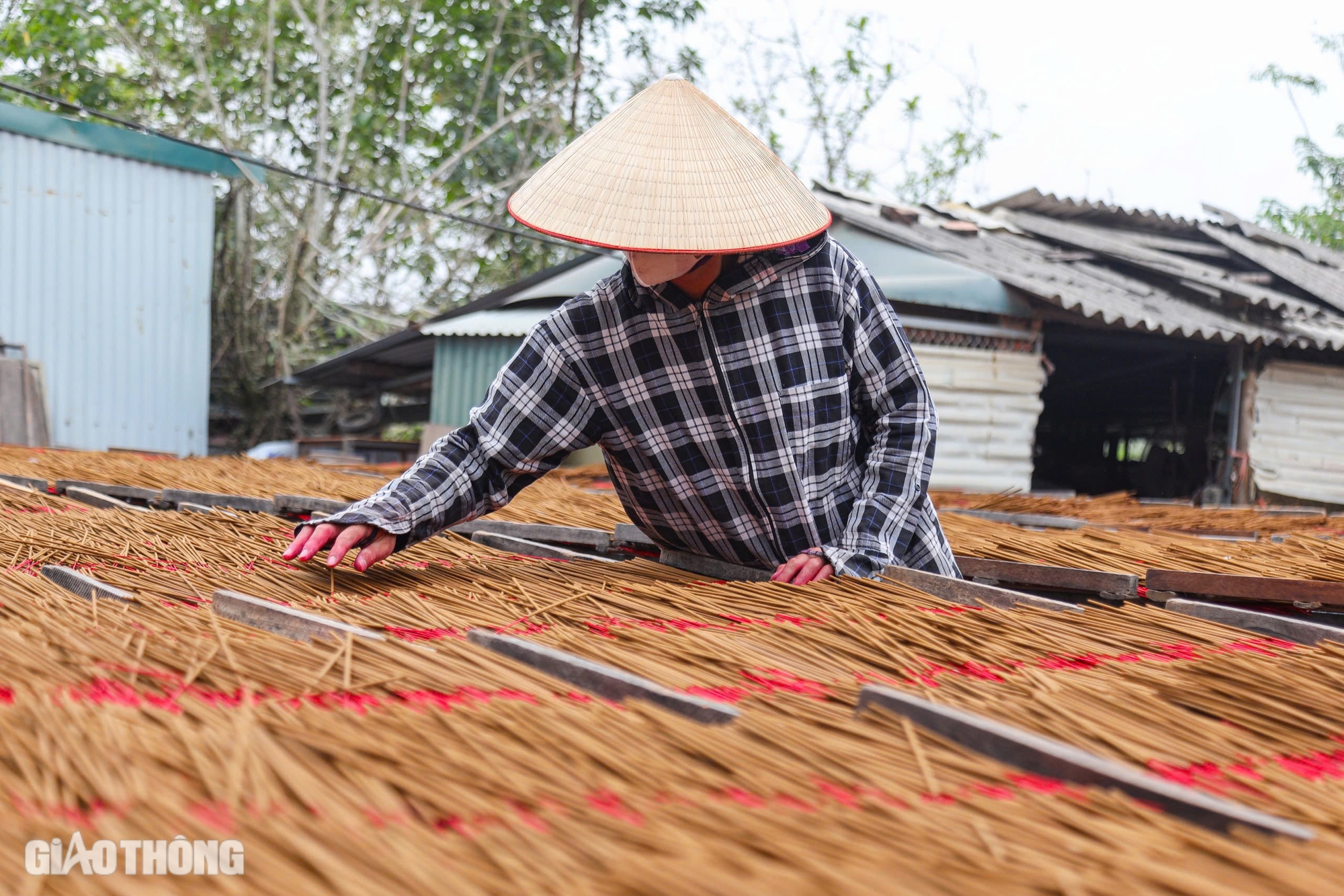 Làng làm hương thủ công lớn nhất Hà Nội tất bật chuẩn bị hàng Tết- Ảnh 10.