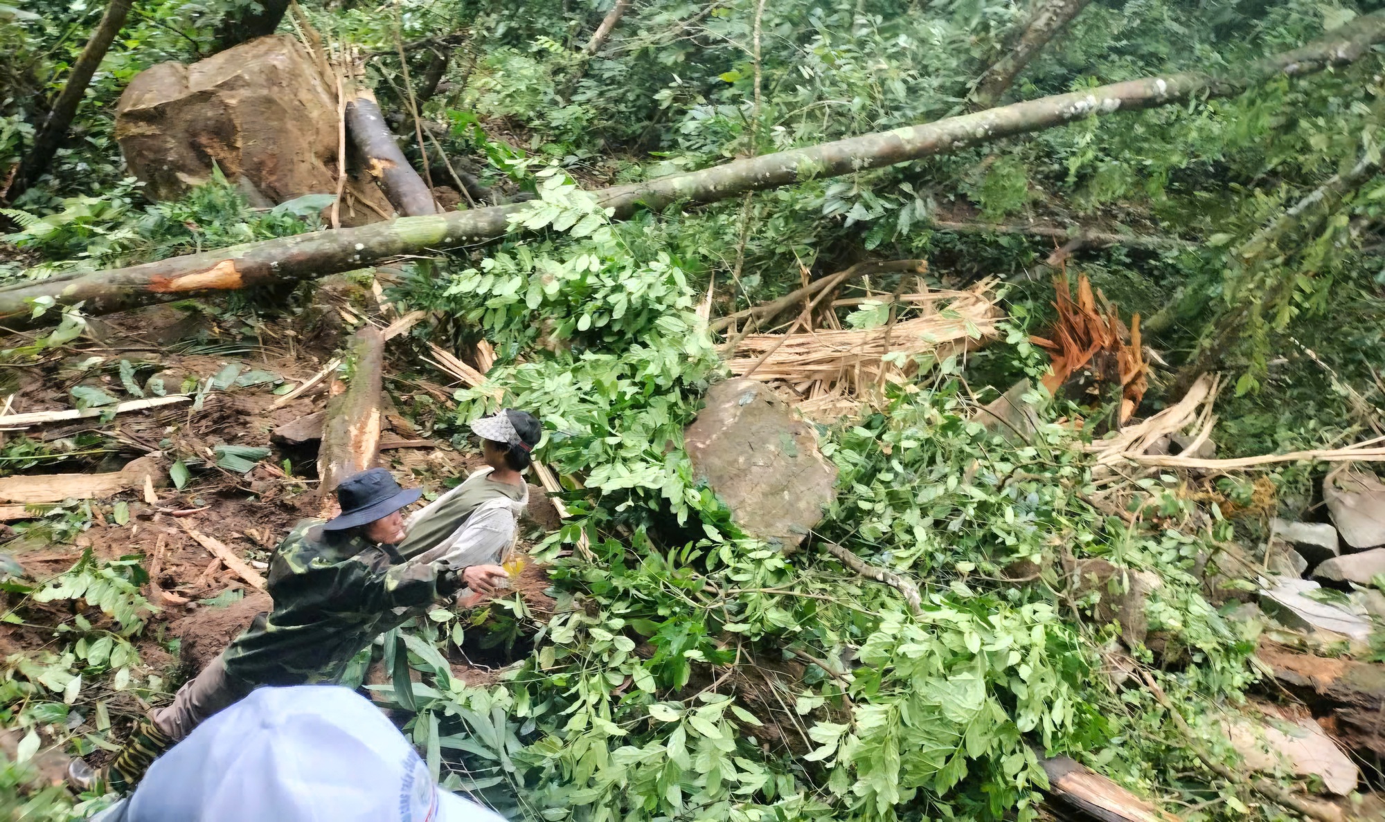 Đá tảng uy hiếp một làng ở Quảng Nam sau động đất: Đề nghị công bố tình huống khẩn cấp- Ảnh 1.