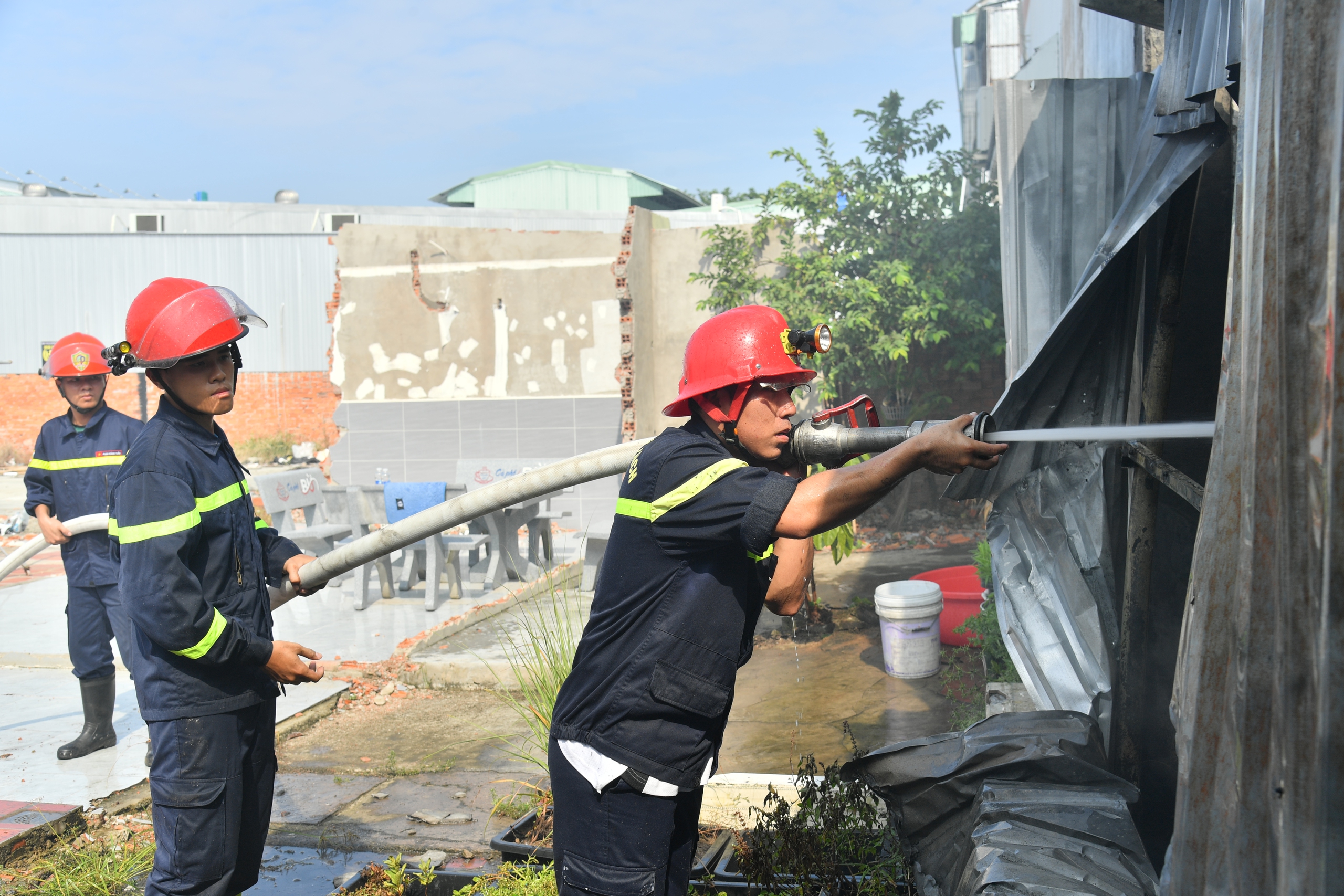 Lửa bao trùm gara ở Kiên Giang, nhiều ô tô cháy rụi- Ảnh 4.