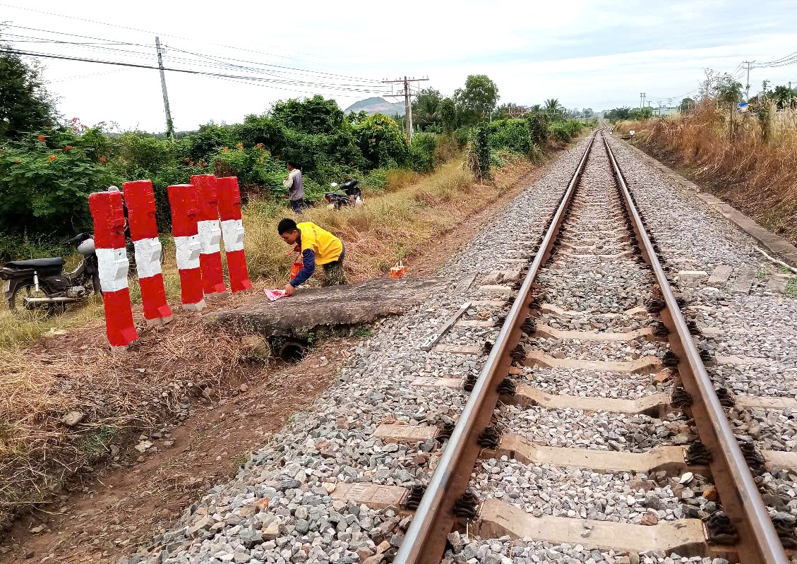 Rào, đóng loạt lối đi trái phép trên tuyến đường sắt qua Bình Thuận- Ảnh 2.