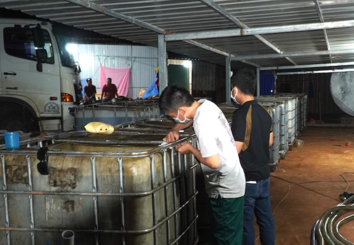 Phát hiện lò nấu 27 nghìn lít dầu, nhớt thải giữa rừng cao su- Ảnh 1. Phát hiện lò nấu 27 nghìn lít dầu, nhớt thải giữa rừng cao su- Ảnh 1.